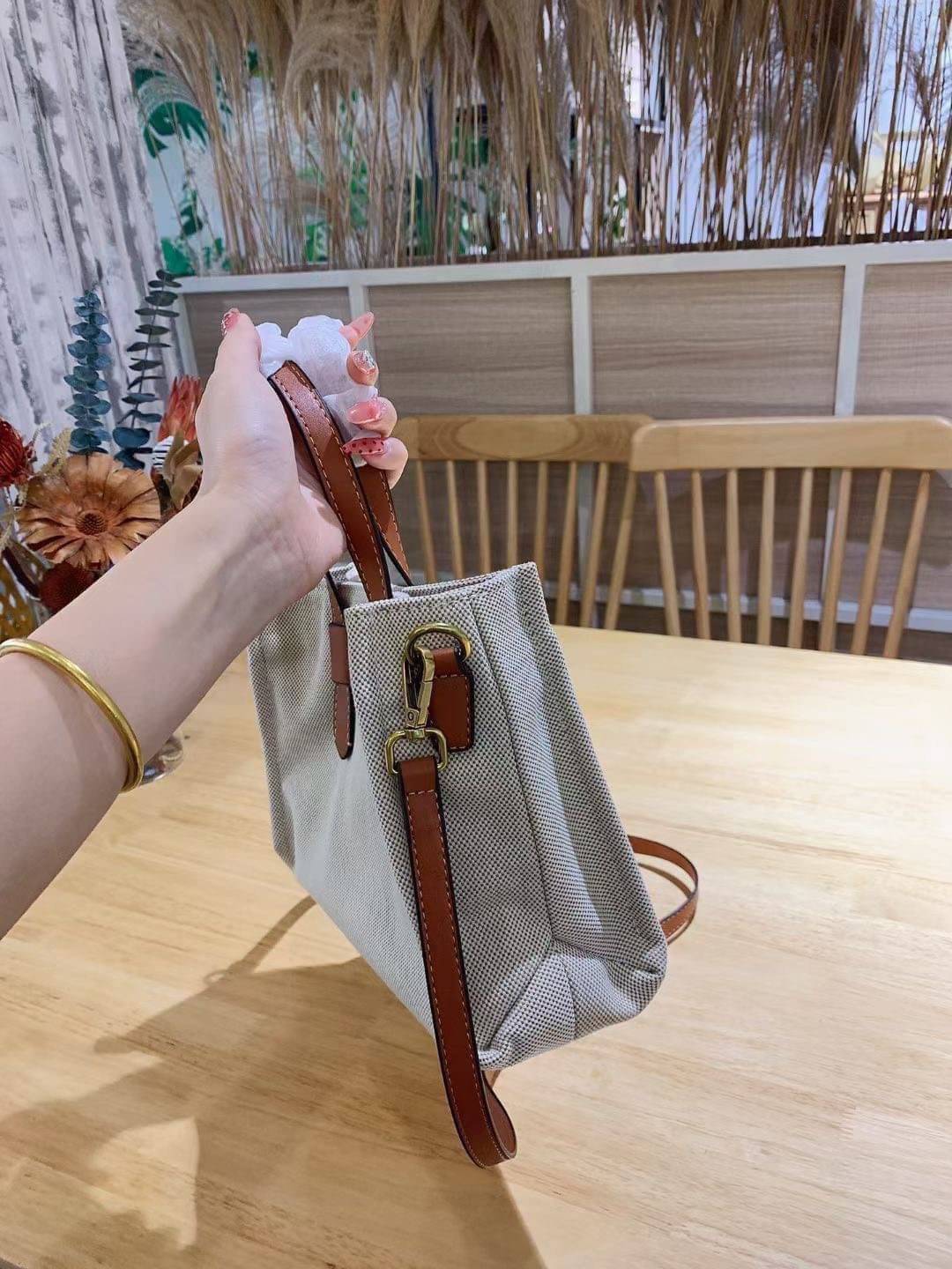 Medium : CHLOÉ Woody large leather-trimmed cotton-canvas tote corita kent tote 14” canvas Corita Kent large tote in embroidered artwork & shiny calfskin