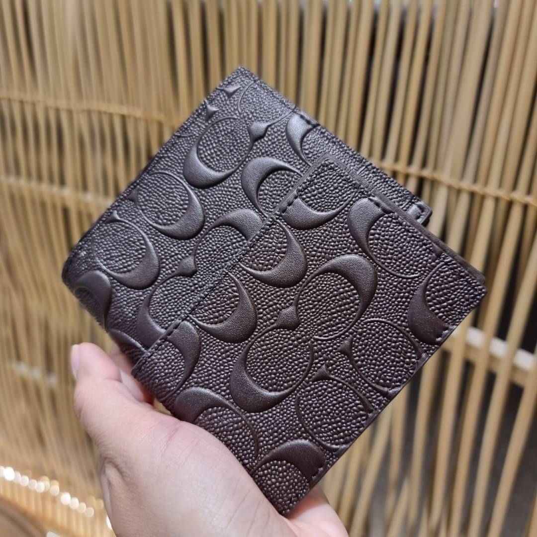 COACH 75371 COMPACT ID WALLET IN SIGNATURE CROSSGRAIN LEATHER กระเป๋าสตางค์ผู้ชาย ลาย c นูนเต็มใบ หนัง crossgrain อีกรุ่นที่ยอดขายไม่เคยตก 🤑🤑 ใบจริงดูผู้ดี ดูแพง!! ภายในมีช่องใส่บัตรได้เยอะ ใส่ธนบัตรได้ทุกใบ ซื้อให้คุณหนุ่มๆรับรองประทับใจไ