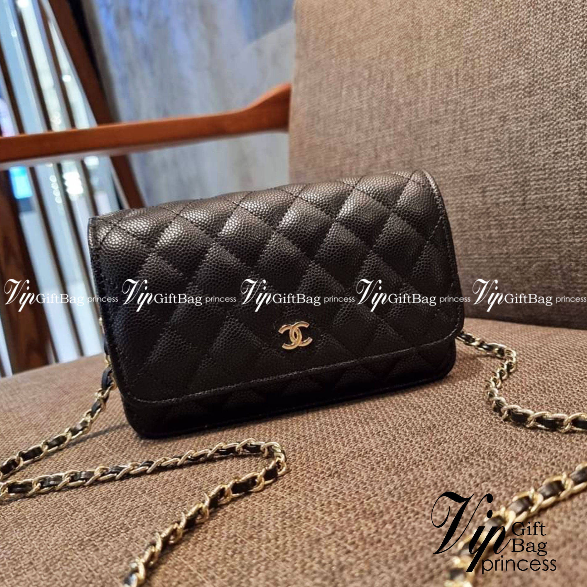 VIP 🥂 CHANEL WOC ฮอตกว่ารุ่นนี้คงไม่มีแล้ว!! เป็นรุ่นที่ถูกถามหาเยอะสุด!! ขายดีสุด!! และหมดไวมากๆ กระเป๋าสะพายข้างหนังลายคาร์เวีย มาพร้อมโซ่สะพายในตัว (ถอดออกไม่ได้) อะไหล่ทอง ดูผู้ดี้ ผู้ดี!! เปิด-ปิดกระเป๋าด้วยกระดุมแม่เหล็ก ภายในกระเป๋าเป็นช่อง