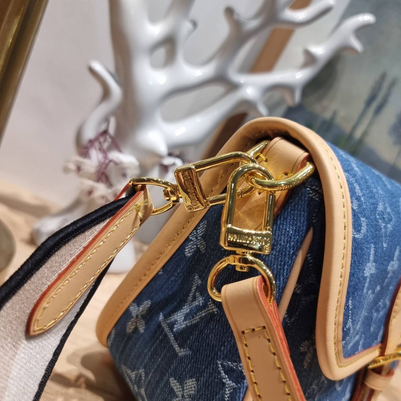 LV diane monogram denim bag กระเป๋ามัลติฟังก์ชั่น ดีไซน์ใหม่ ออกมาได้น่ารักน่าใช้มากๆ สียีนส์สวยมีเสน่ห์ มีสายมาให้ถึง 2 แบบ สายหนังคล้องไหล่ได้ ปรับสะพายข้างได้ และสายสปอร์ตครอสบอดี้ได้