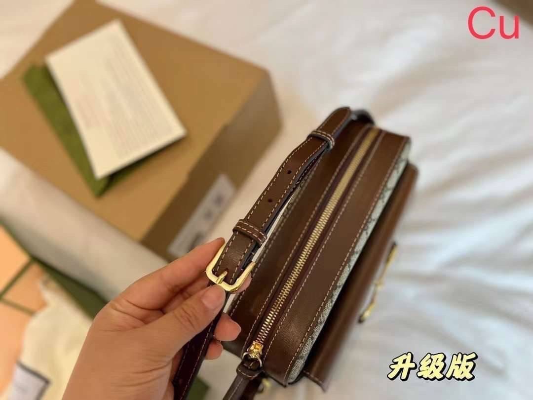 GUCCI horsebit 1955 small shoulder bag กระเป๋าสะพายทรงกล่องคลาสสิกมาพร้อมรายละเอียดที่น่าค้นหา ดูหรูหรา สามารถใช้งานได้หลากหลายโอกาส เป็นเพื่อนคู่ใจในวันสบายๆ หรือออกงานเป็นทางการ ไม่ควรพลาดเลยค่ะ