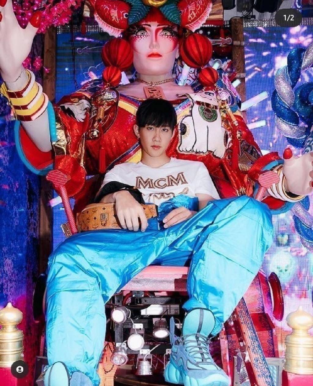 M.C.M FURSTEN BELT BAG IN VISETOS กระเป๋าคาดอกยอดฮิต หนุ่มๆสาวๆใช้ได้ไม่มีเบื่อ รุ่นขายดี ลายวิเซโต้เอกลักษณ์ ทั้งสปอร์ตและดูหรูในตัว ใช้งานง่าย ได้ทุกลุค วัสดุหนังแคนวาสคุณภาพดี มีช่องซิปหลัก และซิปด้านหลังกระเป๋า ภายในเป็นช่องโล่งบุผ้าซับอย่างดี รุ่น un