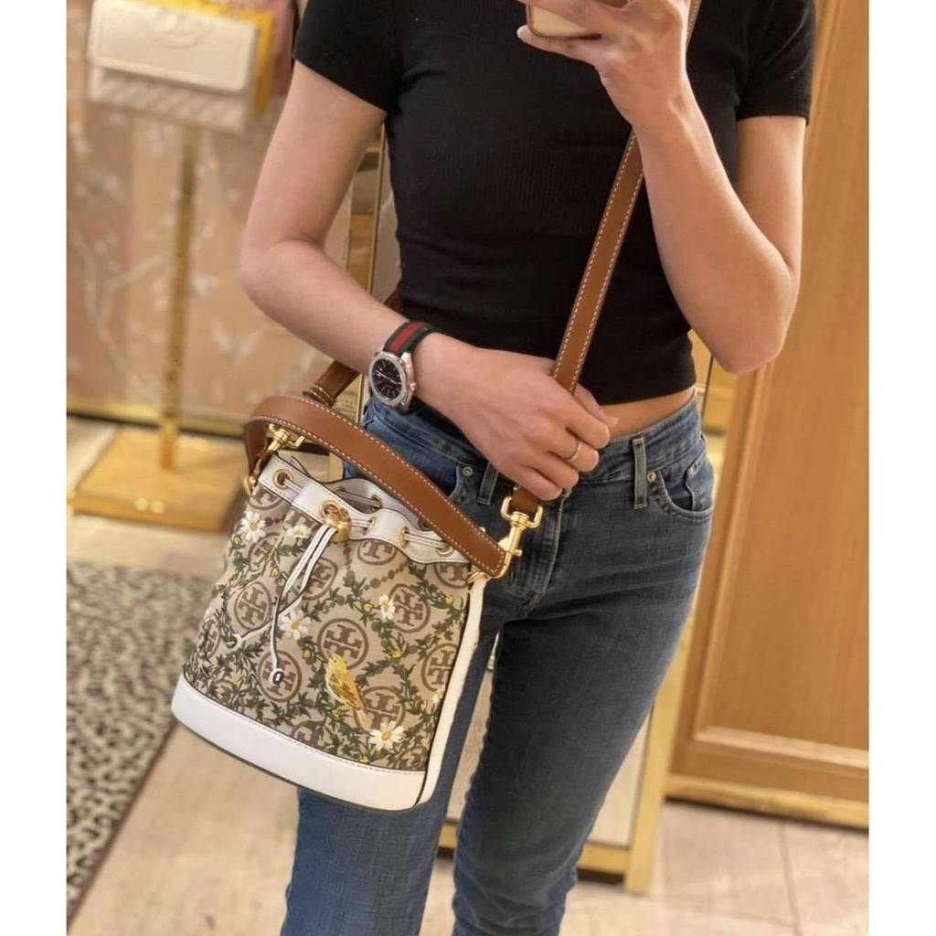 TORY BURCH T MONOGRAM JACQUARD EMBROIDERED BUCKET แรร์ไอเท็มรุ่นยอดฮิต ใบใหญ่ไซส์กำลังดี!! ที่สุดของรุ่นที่ตามหา!! สวยสุดกับดีไซน์ลายปัก ที่ดูแพง!! กระเป๋าบัคเก็ตทรงสวย ที่ดาราเซเลปใช้กันมากมาย ในราคาที่จับต้องได้ โดดเด่นด้วยลวดลายเอกลักษณ์ และลายปักธรรมช