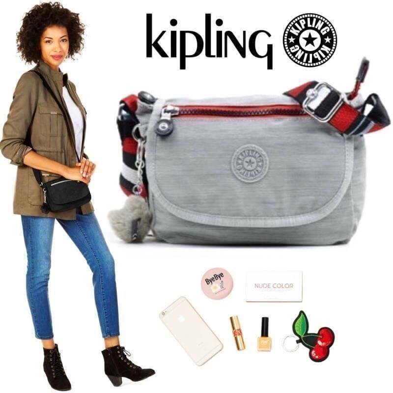 KIPLING SABIAN CROSSBODY BAG กระเป๋าสะพายรุ่นชนช็อปวัสดุ Nylon&Polyester 100% ขนาดกำลังน่ารัก เปิดปิดด้วยฝาปิดกระดุมแม่เหล็กและซิปแบรนด์ ด้านหน้ามี1ช่องซิป พร้อมพวงกุญเเจลิงน้อย ภายในมีโลโก้ ช่องซิปและสายคล้องพวงกุญแจ มีสายสะพายยาวหลากสีเลื่อนปรับระดับได้