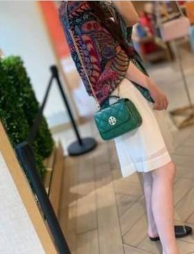 Tory Burch Willa Mini Top Handle Bag พร้อมส่งที่ไทย ใบจริงคือสวยสุดดไปเลยค่าา! กระเป๋าสะพายข้างหรือหิ้วก็เก๋ไปอีกเลยค่ะ! หนังแท้อย่างดี ลายนวมนิ่มมือดีมากค่ะ ด้านหน้ามีอะไหล่โลโก้แบรนด์ เปิดปิดกระเป๋าแบบกระดุมแม่เหล็ก ภายในสามารถใส่กระเป๋าเงินใบกลางได้;มื