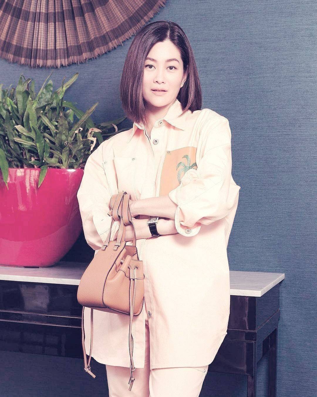 VIP 】เอาใจสายหวานกับสีพาสเทล!✴️ NEWIN! LOEWE HANDLE & SHOULDER BAG GIFT WITH PURCHASE (GWP) กระเป๋าถือหรือสะพายหนังแท้พรีเมี่ยมกิ๊ฟ Limited จาก LOEWE PERFUME DUTYFREE รุ่น Rare items สุดๆวัสดุหนังแท้ Calfskin หนังสวยดีไซน์คงเอกลักษณ์แบรนด์ สามารถปร