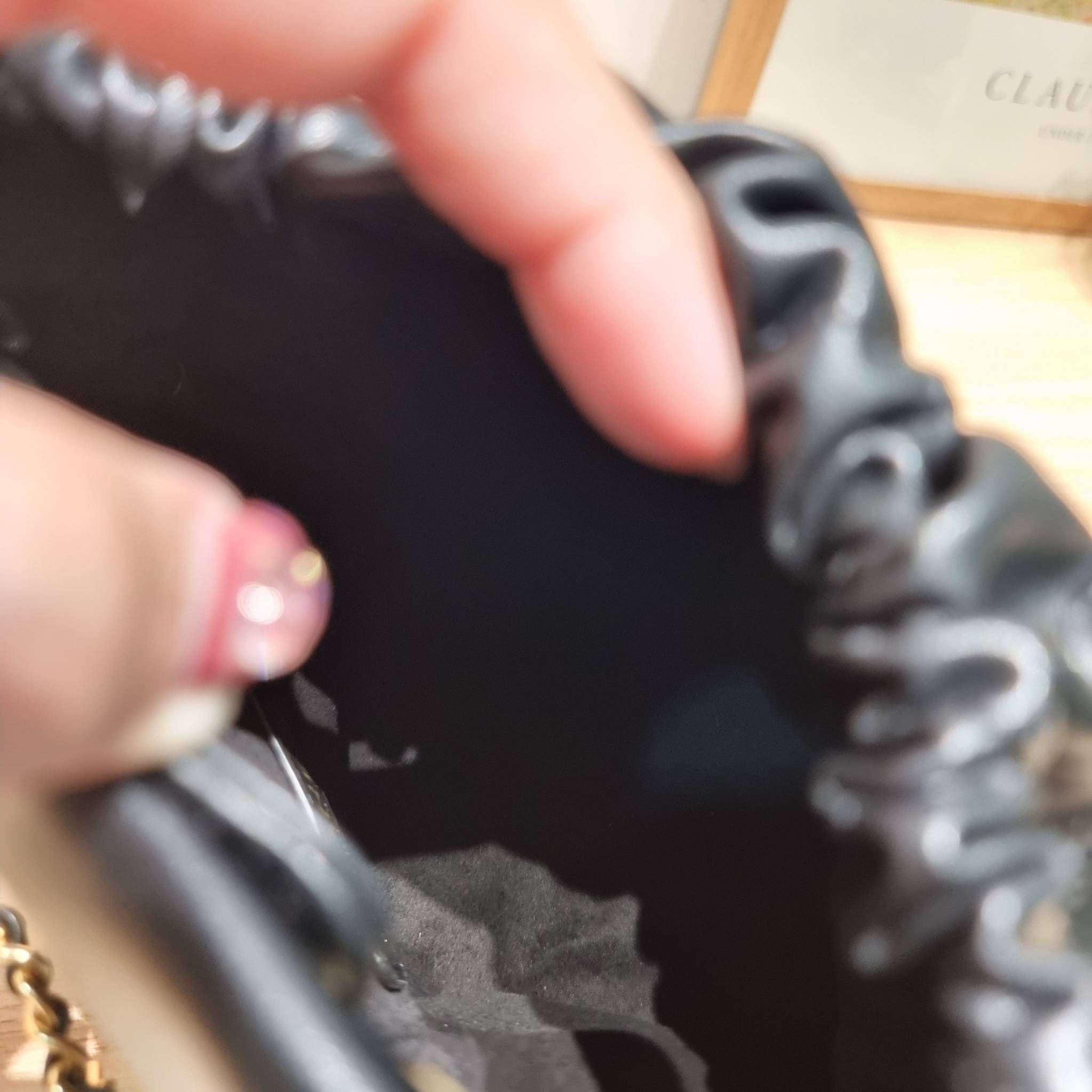 Chanel 23P mini bucket bag น่ารักมากๆ กับกระเป๋าสะพายไซส์มินิ ที่ปล่อยผ่านไม่ได้จริง ดีไซน์สายโซ่คล้องแขนตกแต่งอะไหล่ห้อยเพิ่มมูลค่า และยังตกแต่งโลโก้สวยเด่น