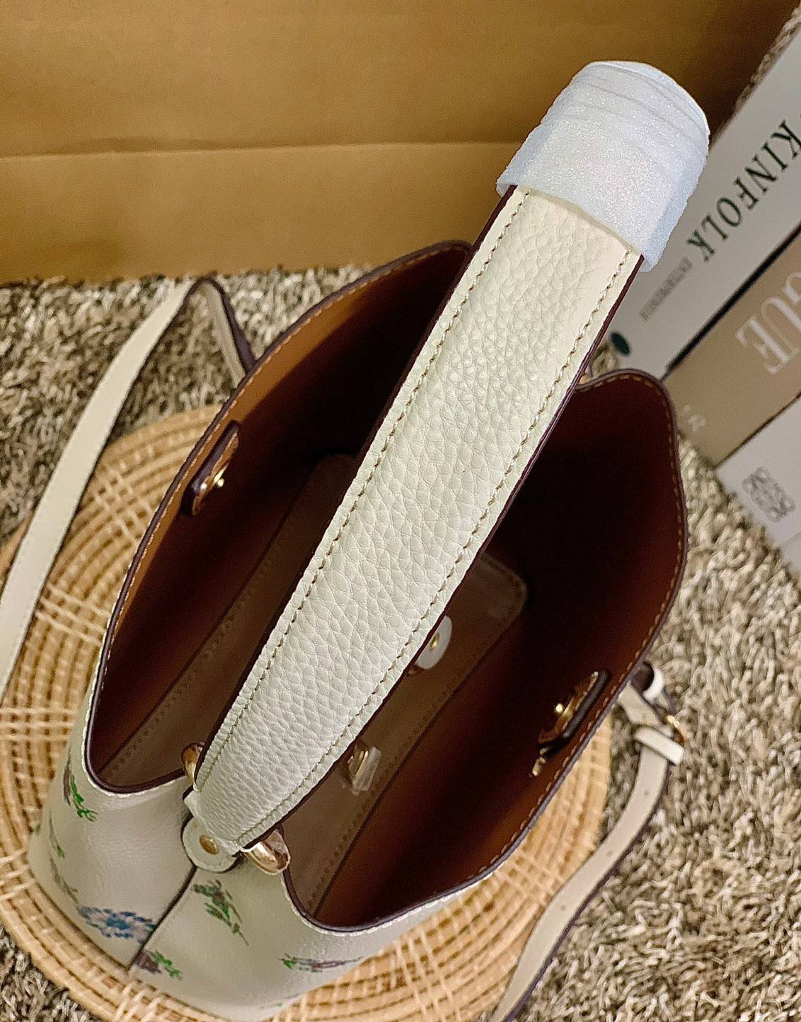 รุ่นฮิต รุ่นขายดี รุ่นที่สาวๆต้องมีค่ะ!! COACH SMALL TOWN BUCKET WITH DANDELION PRINT ((2310)) พร้อมส่งที่ไทยอีกครั้ง ห้ามพลาดค๊าาา😘 กระเป๋าทรงถัง หนังแท้ลายหนังสวยนิ่มอย่างดีค่ะ!