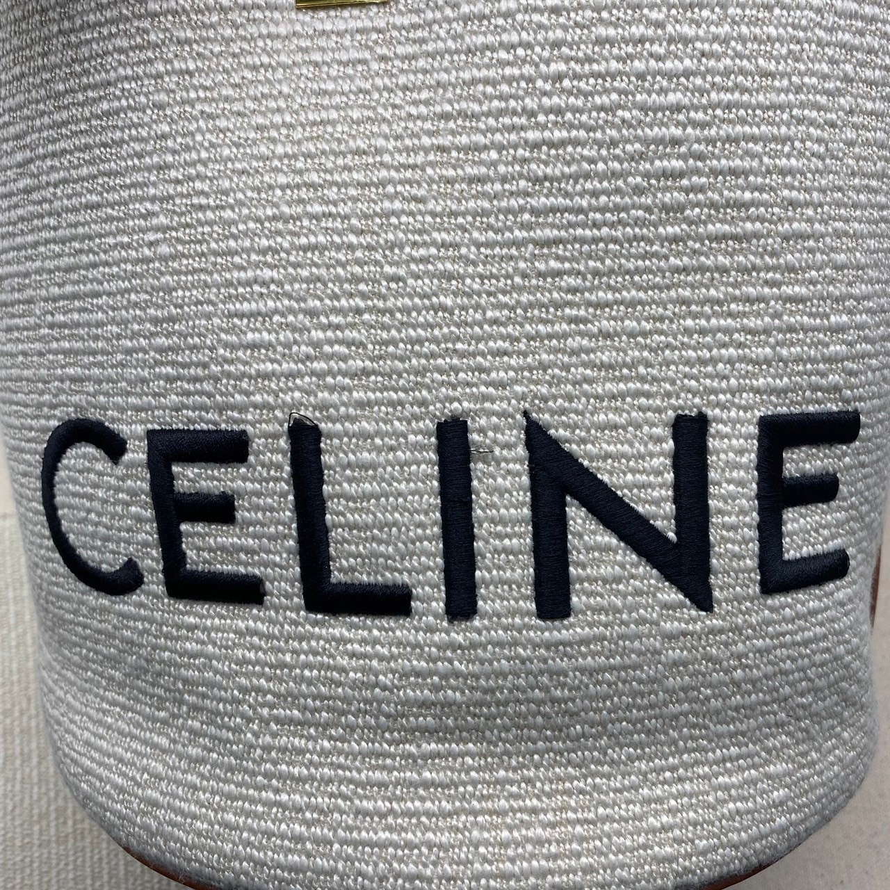 CELINE BUCKET BAG 23cm วัสดุ Textile Canvas & CalfSkin ดีไซน์ทรง Bucket ใบใหญ่กำลังดี มาพร้อม Clutch ใบเล็กเข้าชุด เนื้อหนาแข็งแรง ภายในกว้างและจุใส่สัมภาระได้เยอะจุใจ