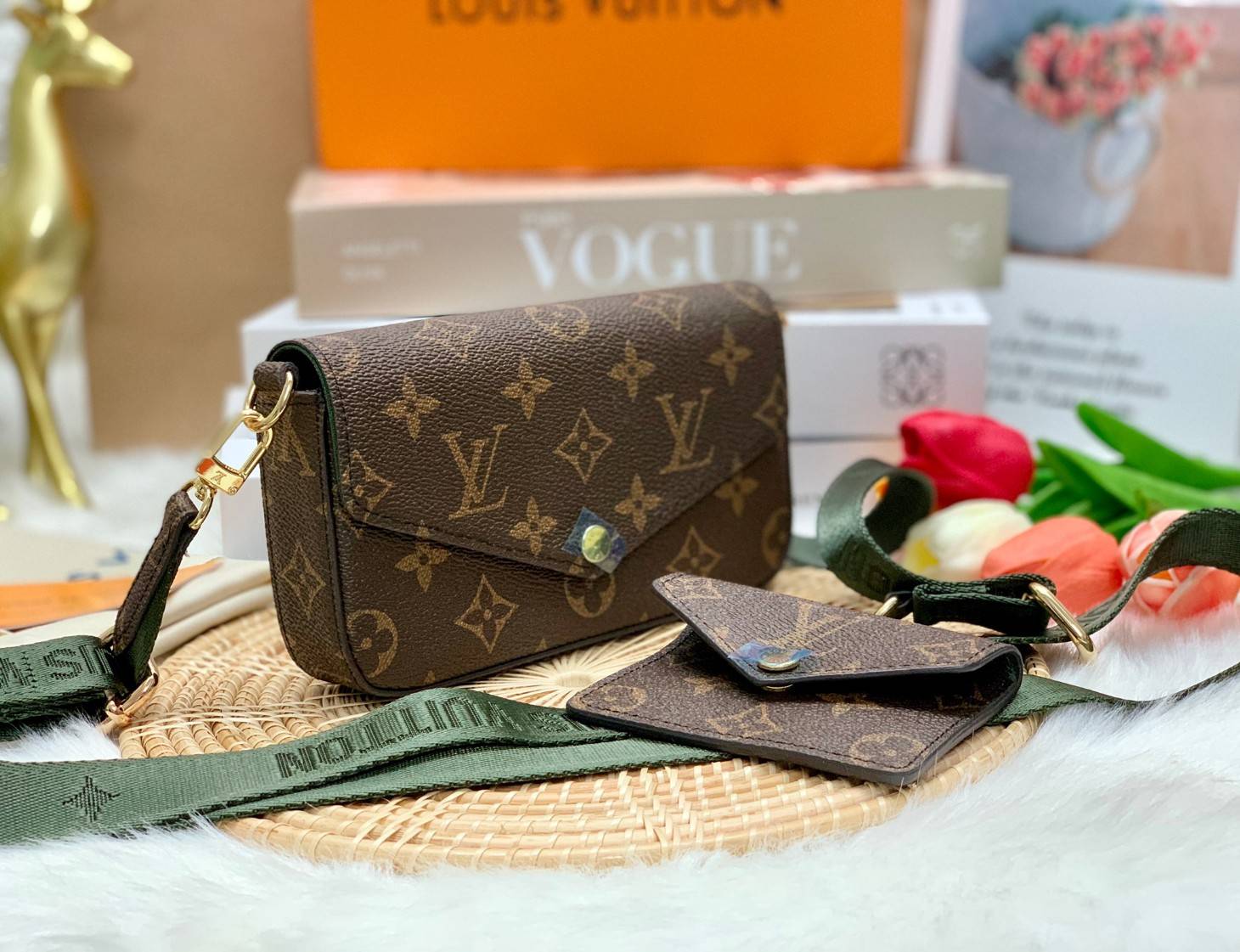 LV ✈️สะพายได้ทั่วโลกคะ! LV M80091 Louis Vuitton Felicie Strap มาพร้อมส่งค่ะ! ไม่ผิดหวังกับ LV รุ่นนี้ กระเป๋าวะพายแบบครอสบอดี้ร์หรือถอดสายสะพายถือแบบคลัทออกงานได้เลย หนังแกะแท้อย่างดี ขนาดพอเหมาะกับลำตัว ภายในสามารถใส่พาสปอร์ตได้;กระเป๋าเงินใบสั้นไ
