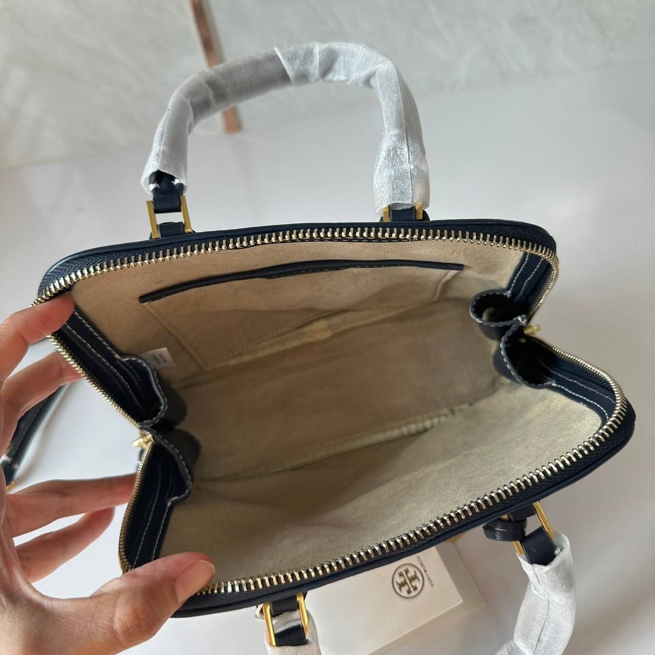 TORY BURCH MINI PEBBLED SWING BAG / Tory Mini Swing Bag in Pebbled Leather / T Monogram Jacquard Swing Bag กระเป๋าสะพาย คอลเลคชั่นใหม่ล่าสุดดีไซน์สุดคลาสสิก รูปทรงโดม