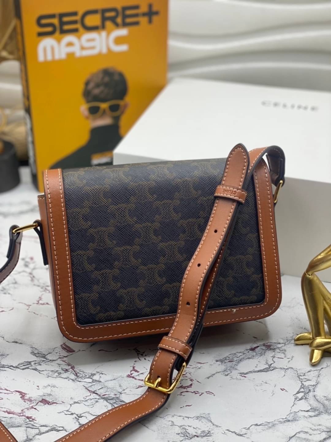 CELINE TRIOMPHE CROSSBODY BAG / CELINE TEEN ดีไซน์ยอดนิยมสไตล์ LISA ทรงสี่เหลี่ยมหนังสวยหรูอยู่ทรงเปิดปิดด้วยฝาปิดโลโก้แบรนด์อะไหล่ทอง ภายในมีช่องหลัก ช่องย่อย และช่องซิป สามารถใส่มือถือของใช้จุกจิกได้เยอะ มาพร้อมสายสะพายหนังยาวปรับระดับได้ จะสะพายไหล่ CR