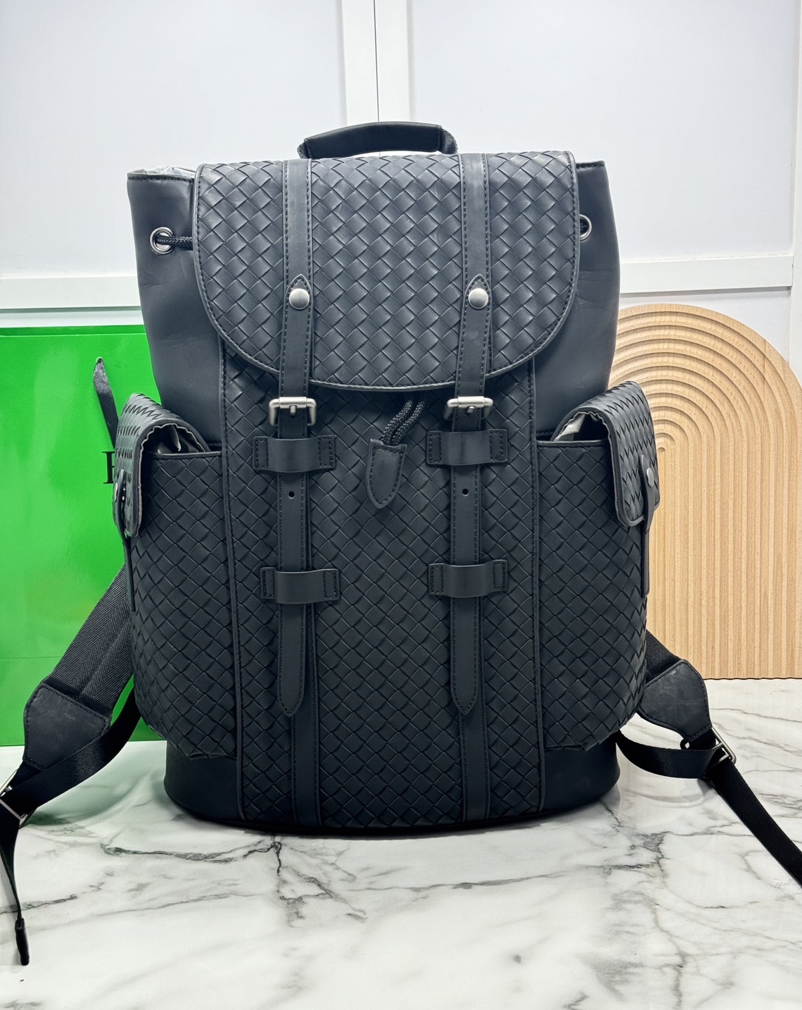 ORI หนังแท้ | Bottega Veneta Shadow Signature Flap Backpack กระเป๋าเป้ กระเป๋าสะพายหลัง โดดเด่นด้วยงานสานตารางสวยคลาสสิคเรียบหรูเป็นเอกลักษณ์ ดีไซน์เรียบง่าย แต่ดูแพง กิมมิคที่ใครๆก็อยากเป็นเจ้าของ