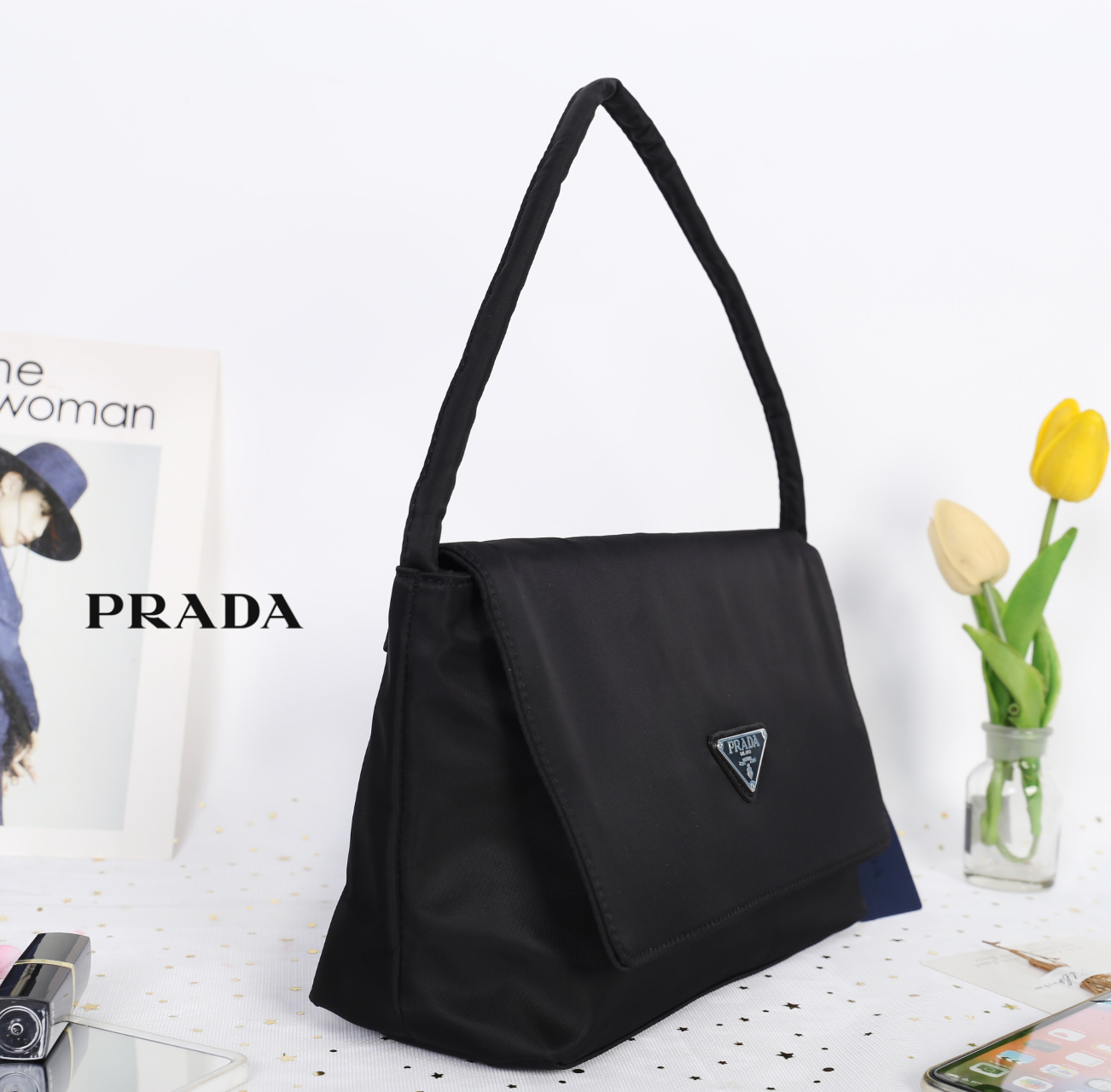 PRADA nylon Handbag วัสดุทำจากผ้าNylon อยู่ทรงสวยค่ะ อะไหล่เงินทั้งใบ สายสามารถสะพายไหล่ คล้องแขนได้