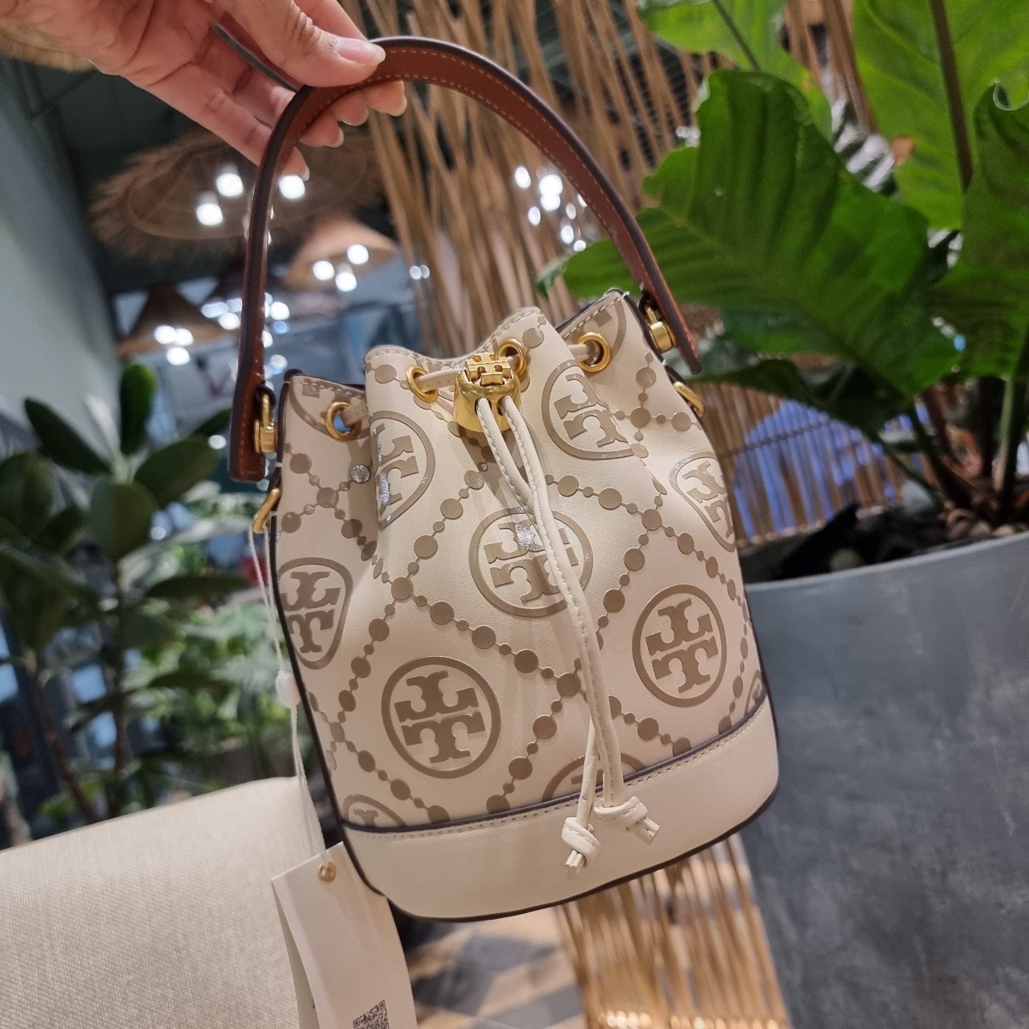 TORY BURCH T MONOGRAM EMBOSSED MINI BUCKET BAG คอลเลคชั่นใหม่ กับกระเป๋าบัคเก็ตทรงยอดนิยม ในไซส์มินิ ดีไซน์ใหม่ล่าสุด สวยลูกคุณหนู หรูหรา!! ด้วยดีเทลผิวลายนูนลวดลายเอกลักษณ์ วัสดุหนังแท้ ปากกระเป๋ารูดเปิด-ปิดได้ มีหูจับในตัว สะดวกใช้ไปอีก และมีสายสะพายข้า