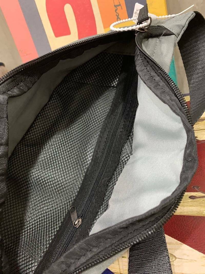 NIKE HERITAGE WAIST BAG กระเป๋าทรงคาดเอวและคาดหน้าอกสไตล์สปอร์ต เปิดปิดด้วยซิปคู่ ภายในใส่กระเป๋าสตางค์ยาวได้ ด้านหน้าสกรีนโลโก้แบรนด์ สายคาดปรับความยาวได้ฟรีไซส์ น้ำหนักเบา จะสะพายคาดอกช้อปปิ้งหรือจะวิ่งออกกำลังกายก็ได้คร้า!!