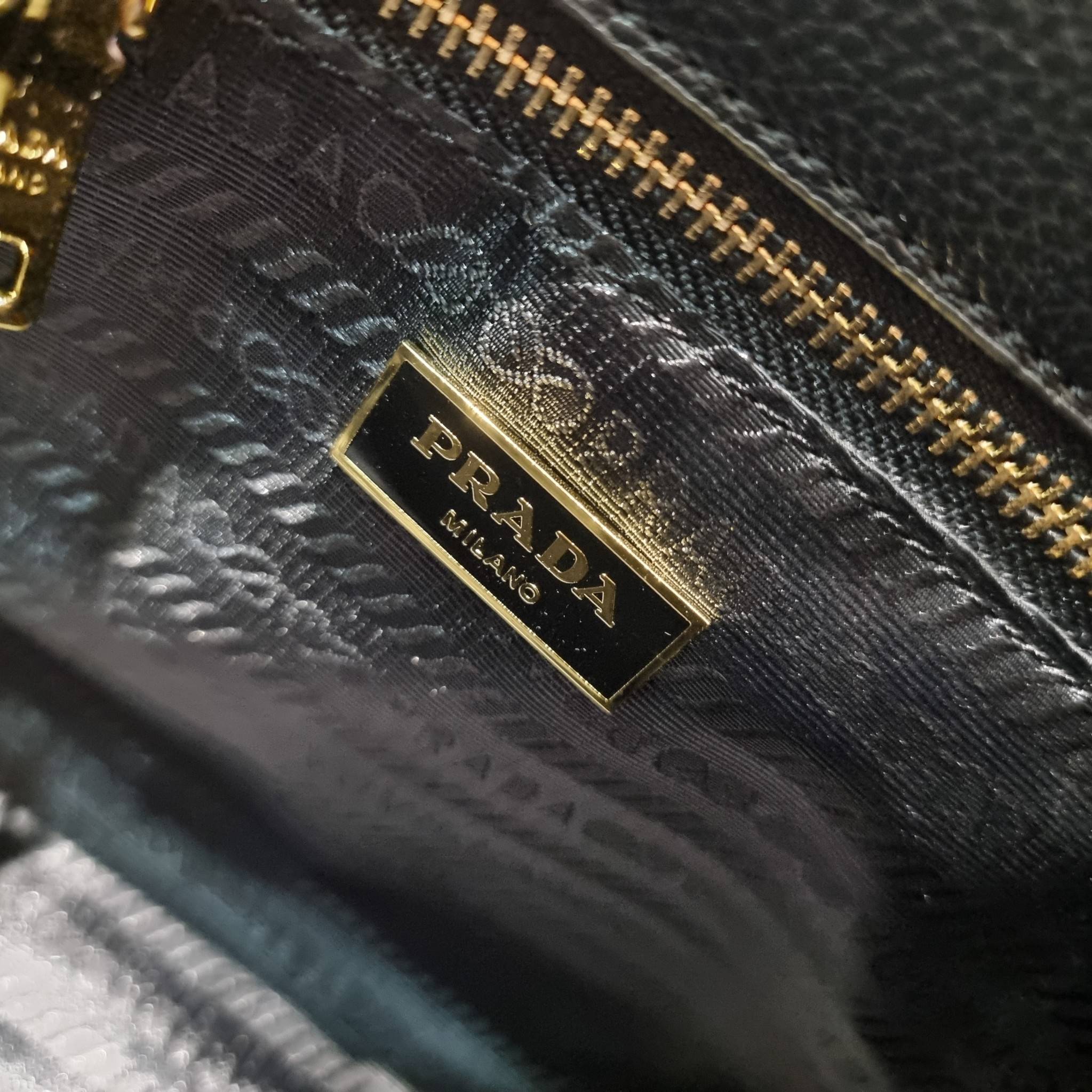 PRADA Saffiano leather bag / Prada leather bag กระเป๋าถือ/สะพายล่าสุด ที่ดีไซน์เรียบหรู สวยคมชัด เต็มไปด้วยดีเทลน่าใช้ สายคล้องไหล่ที่สามารถถอดออกได้