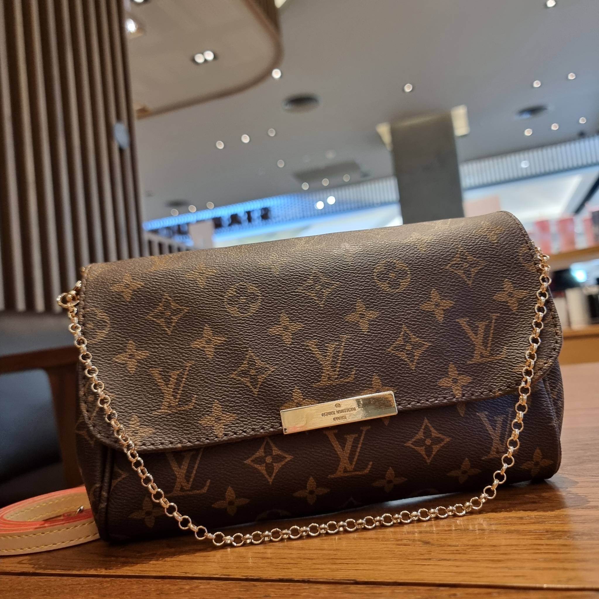 LV CROSSBODY CHAIN BAG rare item!! วัสดุหนังแคนวาส คมชัด หรู เปิด-ปิดกระเป๋าด้วยแถบแม่เหล็ก ภายในเป็นช่องโล่ง ใส่ของใช้สำคัญได้สบายๆ มือถือ พาวเวอร์แบงค์ เครื่องสำอางค์ ของจุกจิกได้หมดจ้า มาพร้อมสายสะพายโซ่ และสายสะพาย crossbody ถอดออกได้ พร้อมเสิร์ฟความส