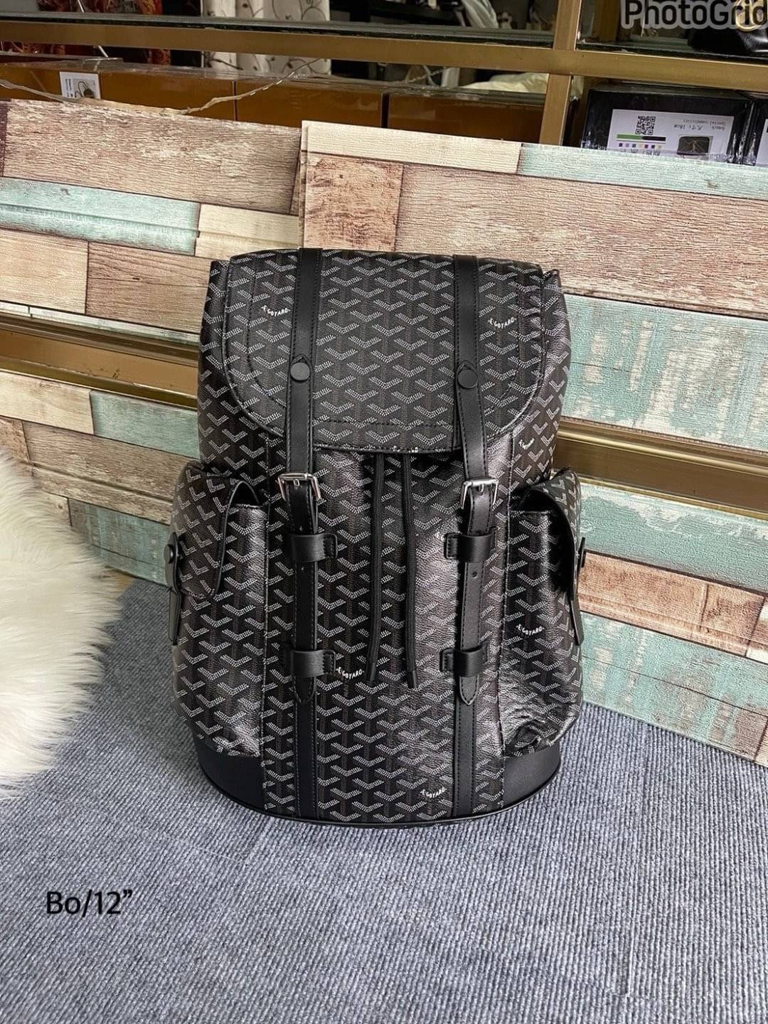 Goyard Backpack Bag Large Size กระเป๋าเป้ใบใหญ่ ดีไซน์สวยคลาสสิกเป็นเอกลักษณ์ ใช้ได้ทั้งหนุ่มๆและสาวๆ ตกแต่งลวดลายโลโก้แบรนด์เรียบหรู ภายในจุของได้เยอะมาก ใหญ่จริง!! ใบนี้คุ้มค่าราคามากๆ ทั้งดีไซน์และฟังก์ชั่นการใช้งาน ตอบโจทย์แน่นอน จะใส่เสื้อผ้าสำหรับ s