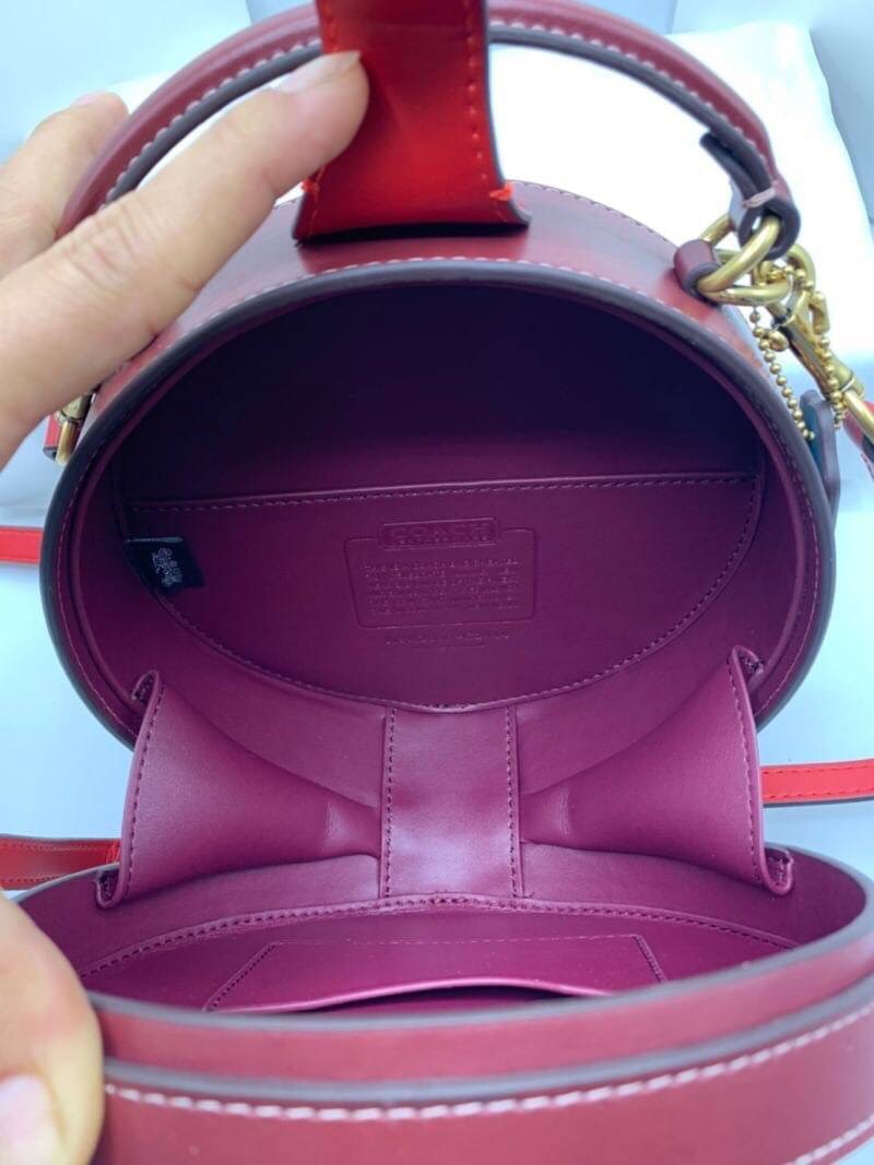 COACH LUNAR NEW YEAR CIRCLE BAG IN SIGNATURE CANVAS กระเป๋าทรงกลม ถือและสะพายข้างได้ วัสดุหนังแท้ ลาย C สวยหรู!! ตามแบบฉบับแบรนด์ ดูแพงมาก ราคาสุดคุ้มแบบนี้ ต้องมีไว้ใช้สักใบน้า!!