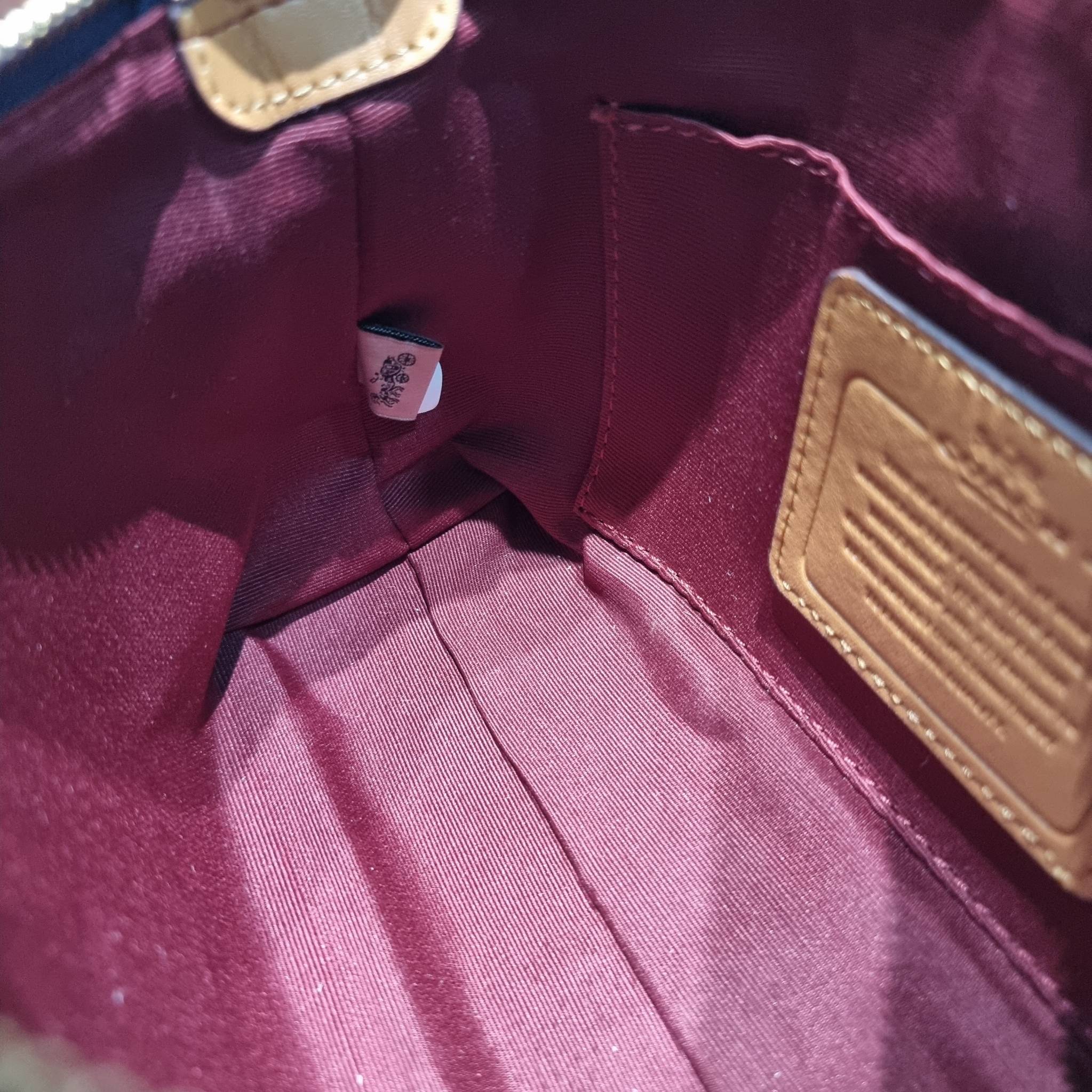 COACH NOLITA 19 IN SIGNATURE CHAMBRAY CH149 พร้อมส่ง คอลเลคชั่นใหม่ น่ารักน่าใช้ ในสไตล์คลาสสิค กระเป๋าทรงพอชขนาดมินิ ที่สามารถสะพายไหล่ และกึ่งคล้องมือใช้ได้ 2 สไตล์