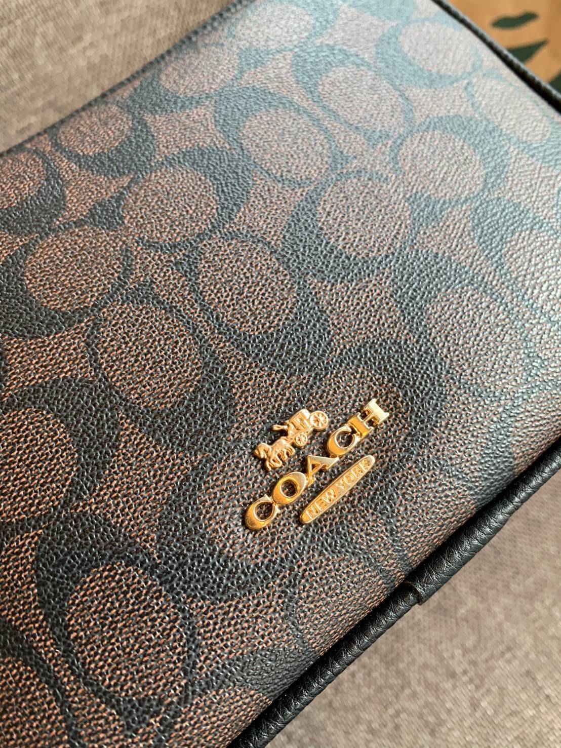 ใครที่รออยู่ห้ามพลาดเลยจร้าา! COACH JES CROSSBODY IN BLOCKED SIGNATURE CANVAS ((1767)) พร้อมส่งอีกครั้ง สินค้าขายดี กระเป๋าสะพายครอสบอดี้ร์หรือสะพายข้างได้ หนังแท้อย่างดีค่ะ 🔺สีหนังของรุ่นนี้ผสมกันได้ลงตัวดูดีมากๆทีเดียวค่ะ กระเป๋าแบบ2ช่องซิป ภายใ