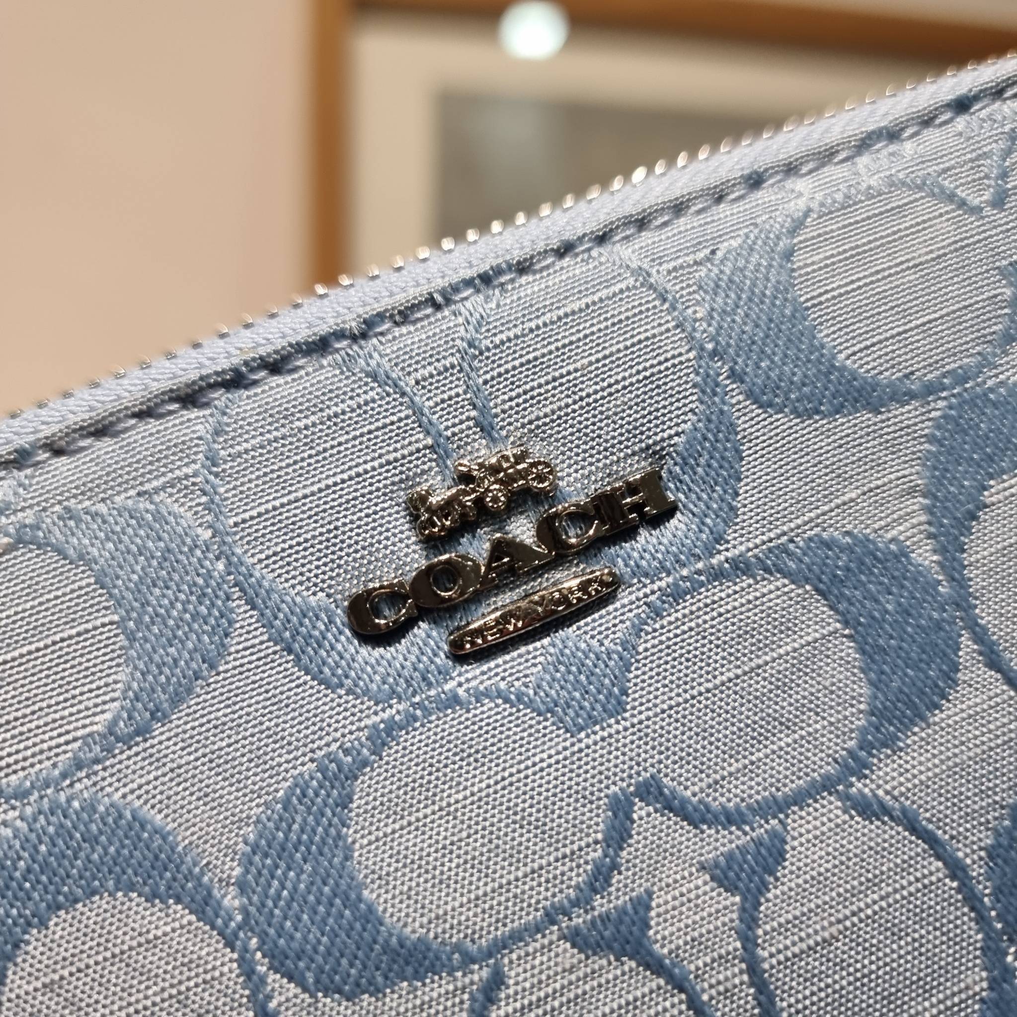 COACH Nolita 15 In Signature Chambray CI027 พร้อมส่ง คอลเลคชั่นใหม่ น่ารักน่าใช้ ในสไตล์คลาสสิค กระเป๋าทรงพอชขนาดมินิ สาวๆเห็นใบจริง ยังไงก็ต้องหลงรักไอเท็มนี้แน่นอนจ้า