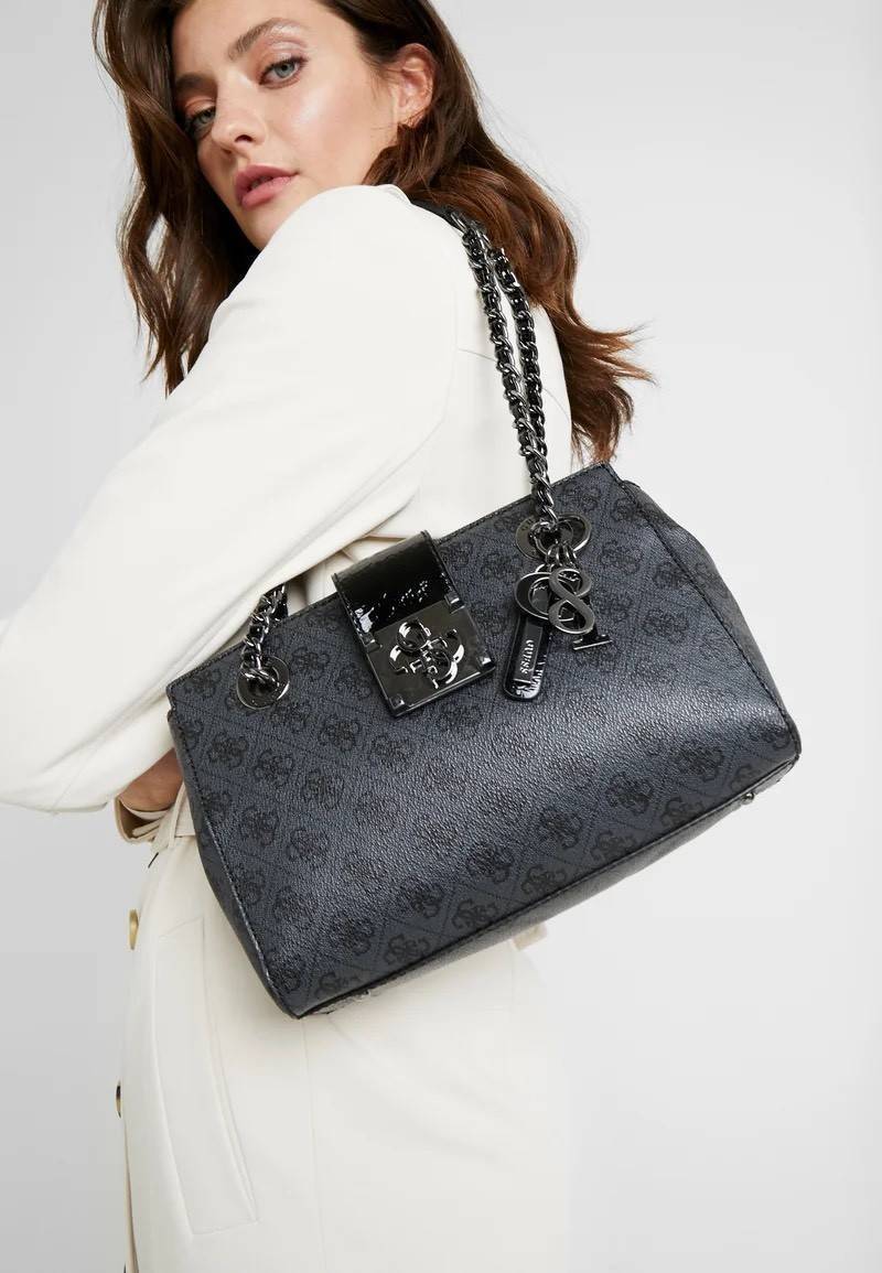 กระเป๋าสะพายไหล่ Guess Logo City Small Society Satchel กระเป๋าสะพายไหล่ ขนาดกำลังดี วัสดุ pu สวยอยู่ทรง มาพร้อมพวงกุญแจน่ารักๆ ถอดออกได้ ด้านหน้าประดับโลโก้แบรนด์ เปิดปิดด้วยซิป มี 2 ช่องหลักใช้งาน ภายในช่องซิปหน้าแยกเป็นสัดส่วนการใช้งาน ซิปช่อง 2 โล่งกว้