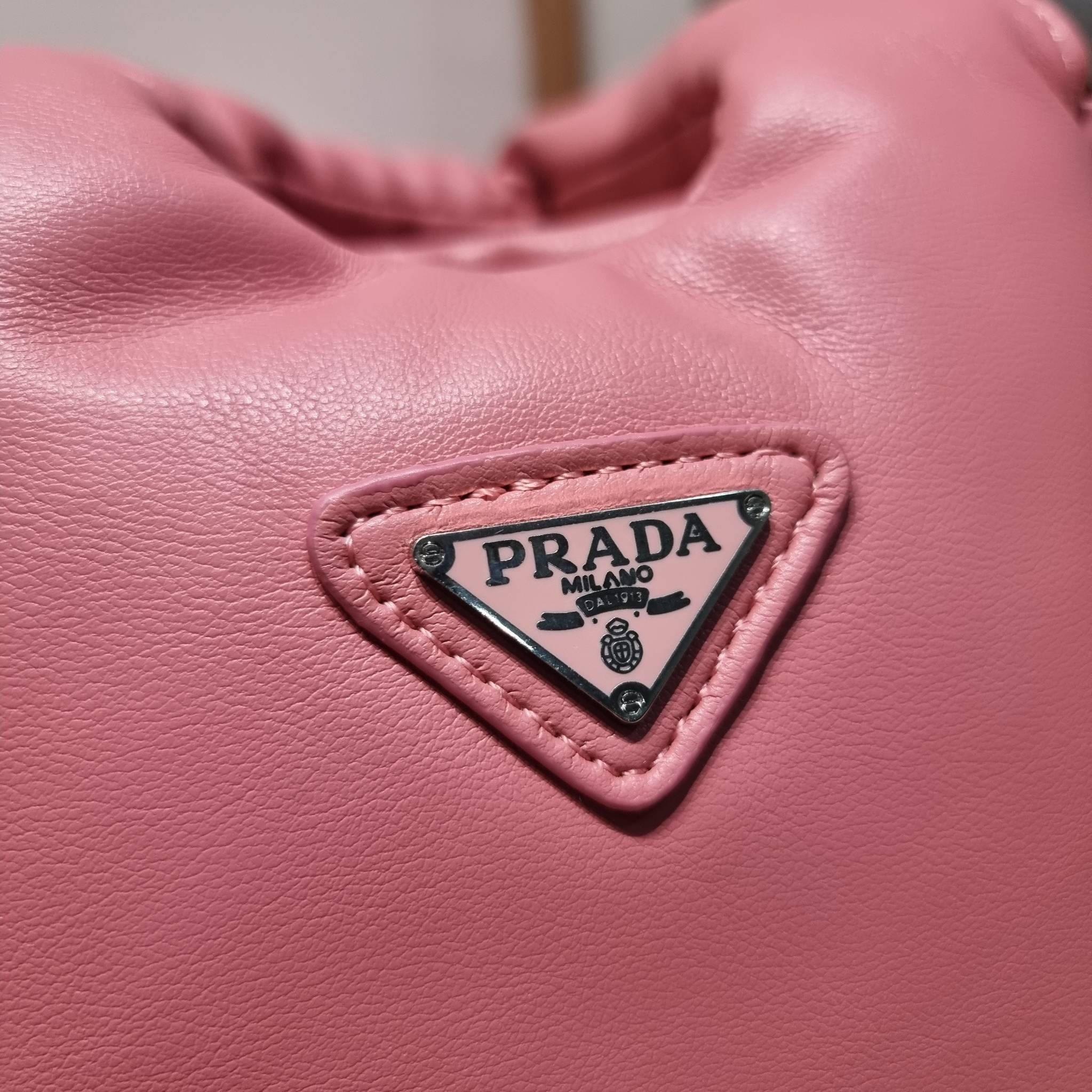 PRADA Small padded Soft nappa-leather bag พร้อมส่ง 4 สี น้องใหม่ล่าสุด กับคอลเลคชั่นที่ทำออกมาตอบโจทย์ได้ทุกไลฟ์สไตล์