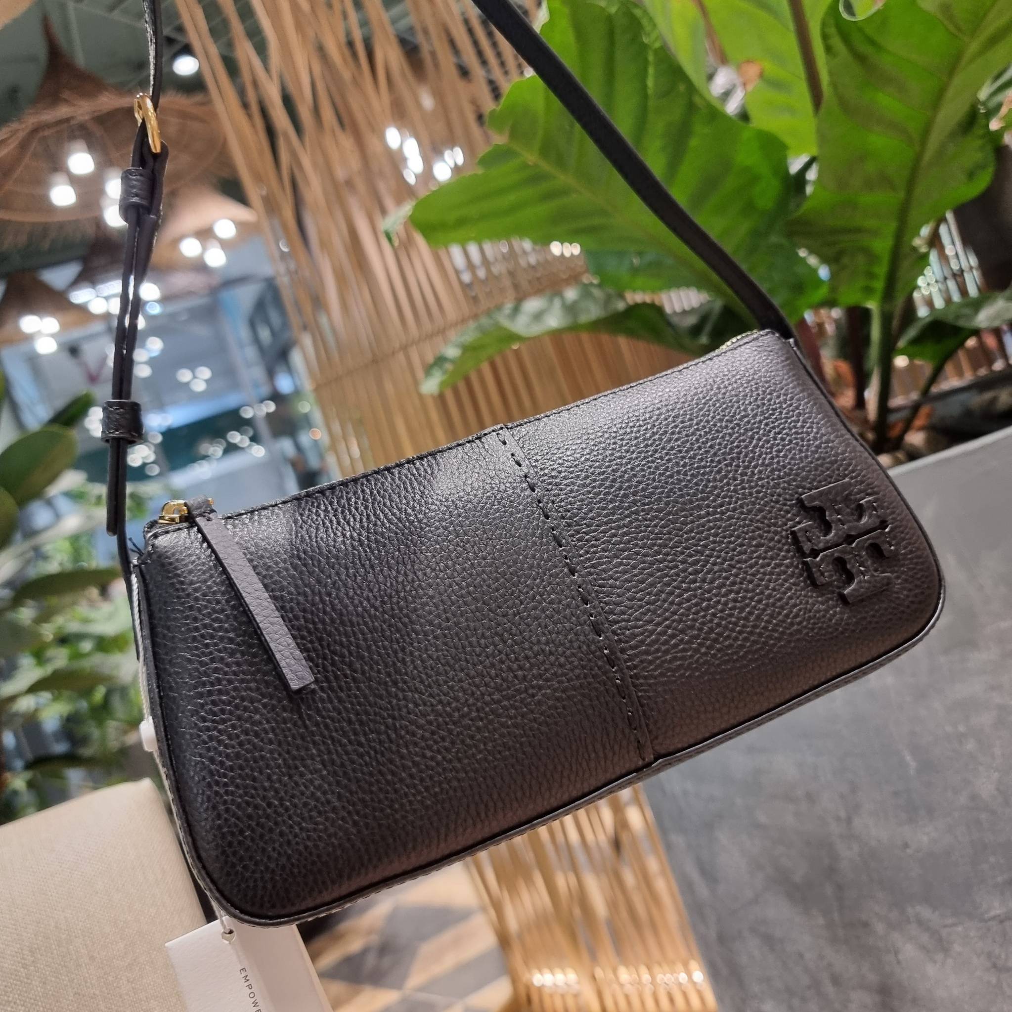 TORY BURCH MCGRAW WEDGE กระเป๋าสะพายไหล่ ทรงสวยไม่ซ้ำ ไม่เกร่อ!! สะดวกใช้งาน ดีไซน์เรียบแต่แฝงความหรู และคลาสสิคในตัว วัสดุหนังลูกวัว สัมผัสดี สวยคม เปิด-ปิดด้วยซิป ภายในเป็นช่องโล่ง มีช่องย่อยเก็บบัตร มาพร้อมสายสะพายในตัว ปรับได้อีกเล็กน้อย ไอเท็มนี้เหมา