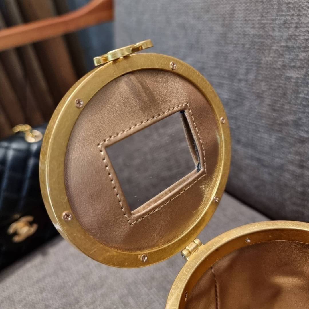 VIP 🥂 เซ็ทคือที่สุดของความคุ้ม CHANEL GIFT BOX SET สุดหรูชวนให้สะสม สุดยอดไอเท็มหายากพร้อมเสิร์ฟครบชุด สุดคุ้ม มาพร้อมกระเป๋าสะพายถึง 2 ใบ สุดหรูลิมิเต็ด หาไม่ได้ง่ายๆ ในคอลเลคชั่นภายในสีทอง และที่พิเศษยังมีน้ำหอมตัวท็อปมาให้อีก chanel no.5 ที่แสน