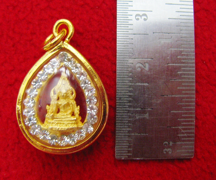 จี้พระพุทธชินราชองค์เล็กเนื้อทองพ่นทรายล้อมเพชรเลี่ยมทองไมครอนพร้อมใบคาถาค่ะ