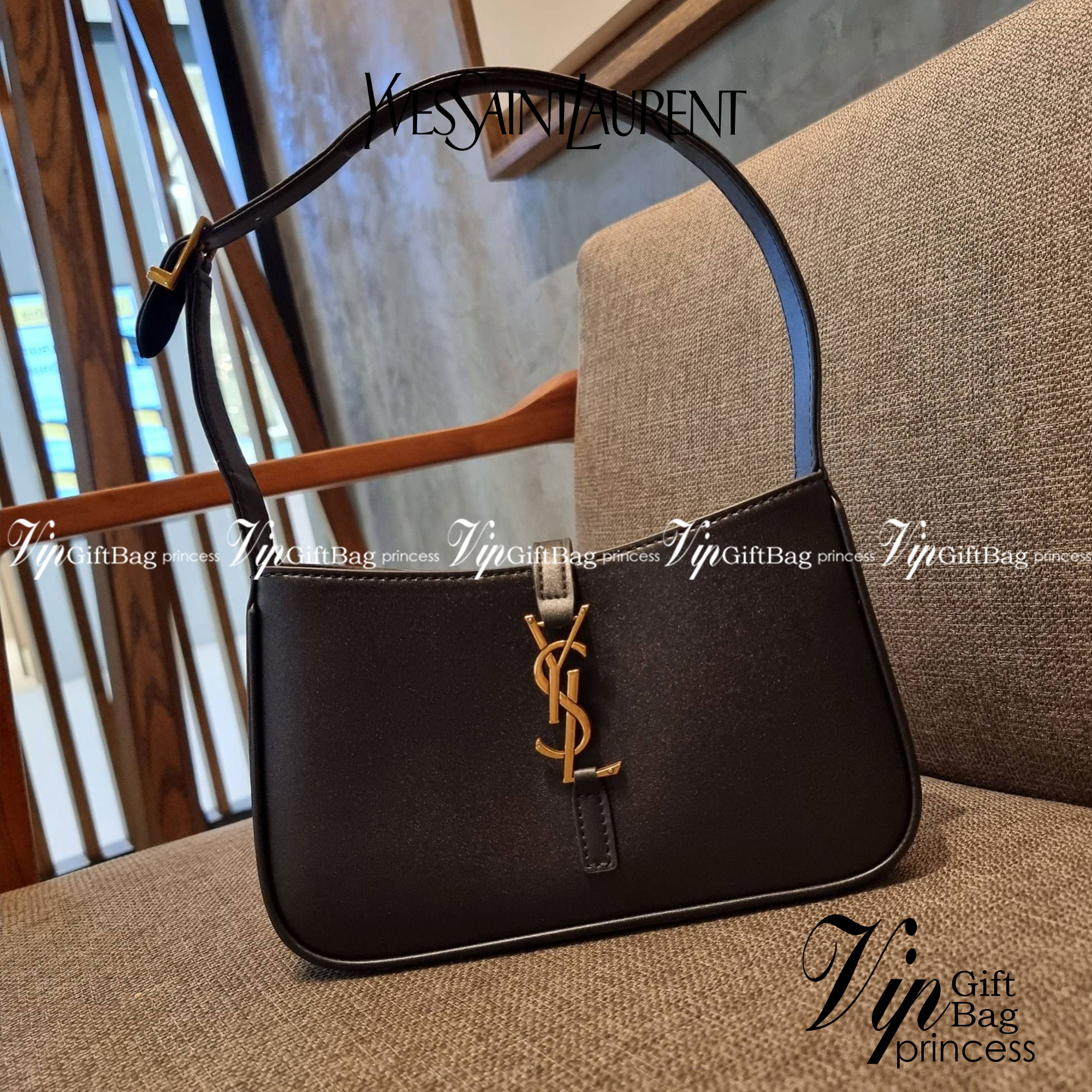 YSL LE 5 À 7 HOBO BAG IN SMOOTH LEATHER / Yves Saint laurent hobo bag กระเป๋าสะพายไหล่ ดีเทลหรู สวยครบทุกมุม ตอบโจทย์สาวๆทุกไลฟ์สไตล์ เพราะใช้งานได้ง่ายและสะดวก วัสดุหนังแท้ สัมผัสดีงาม น้ำหนักเบา ดูแพงที่สุด โดดเด่นด้วยโลโก้ สามารถเกี่ยวคล้องเพื่อล็อคปิด