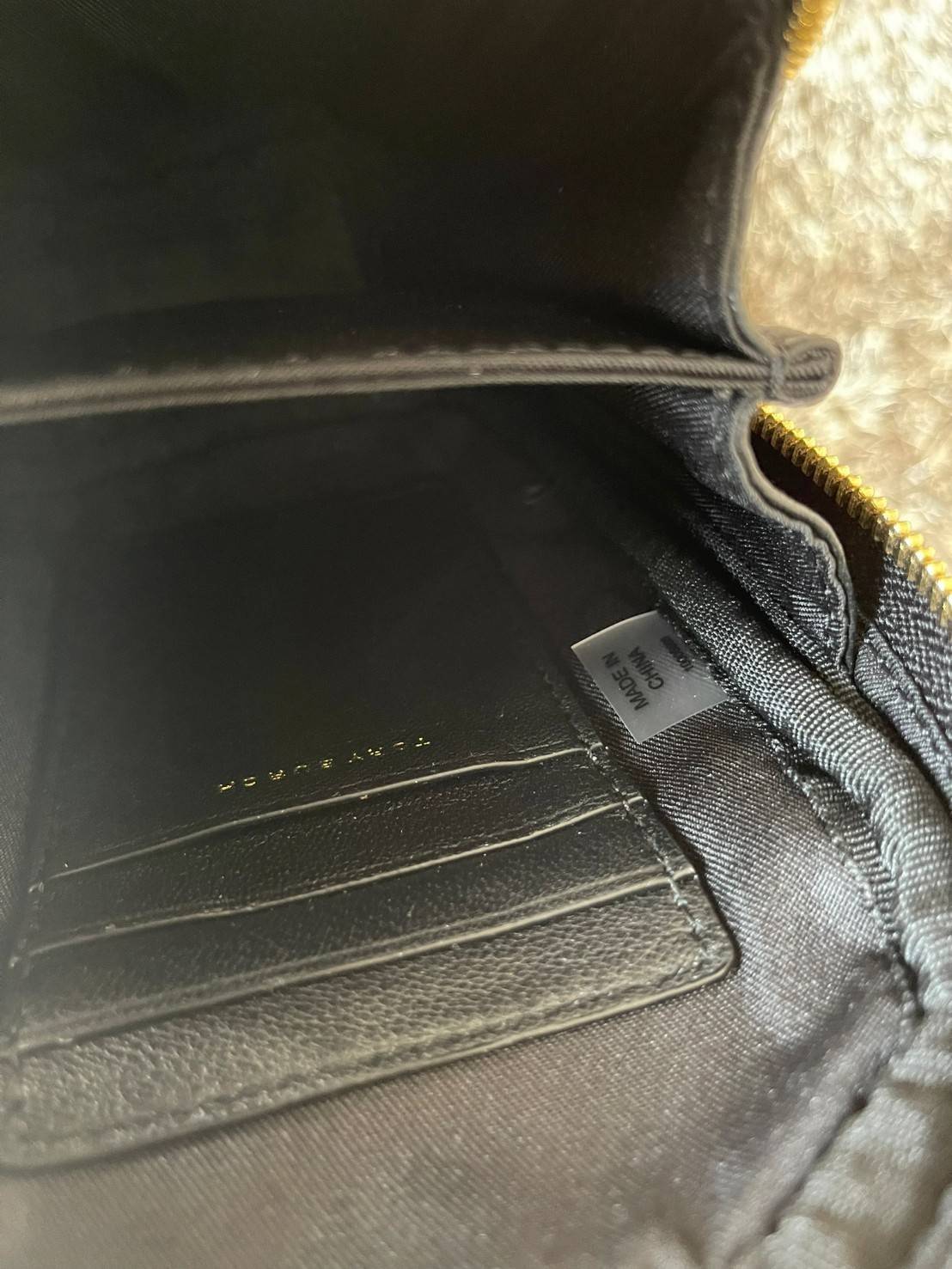 Tory burch kira chevron n/s crossbody bag กระเป๋าสำหรับใส่มือถือหรือของจุกจิกต่างๆ ได้กลายมาเป็นแฟชั่นสุดร้อนแรงแห่งปี คอลเลคชั่นนี้ออกมาเพื่อเอาใจสาวๆโดยเฉพาะ สีสันสุภาพเพื่อให้แมทช์กับสีสันของเสื้อผ้า ได้ง่าย ภายในยังสามารถแบ่งสันปันส่วนไว้สำหรับใส่บัตร