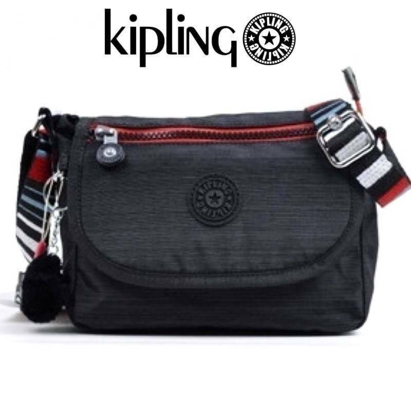 KIPLING SABIAN CROSSBODY BAG กระเป๋าสะพายรุ่นชนช็อปวัสดุ Nylon&Polyester 100% ขนาดกำลังน่ารัก เปิดปิดด้วยฝาปิดกระดุมแม่เหล็กและซิปแบรนด์ ด้านหน้ามี1ช่องซิป พร้อมพวงกุญเเจลิงน้อย ภายในมีโลโก้ ช่องซิปและสายคล้องพวงกุญแจ มีสายสะพายยาวหลากสีเลื่อนปรับระดับได้