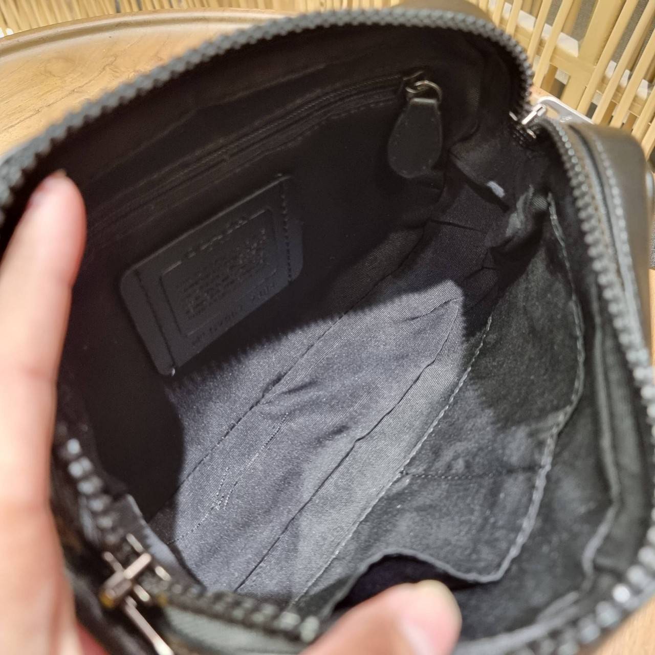 COACH EDGE CROSSBODY WITH CAMO PRINT ((2381, 2373)) ความเท่ never die!! กระเป๋าครอสบอดี้ทรงยอดฮิต ที่หนุ่มๆไม่ควรพลาด รูปทรงดีไซน์คลาสสิค ใช้งานง่าย วัสดุหนังแท้ตกแต่งตาข่ายพร้อมลายพริ้นท์ด้านหน้า สุดคูล!! ตัวกระเป๋ามีซิปหลัก และซิปด้านหน้า พร้อมช่องแยกด้