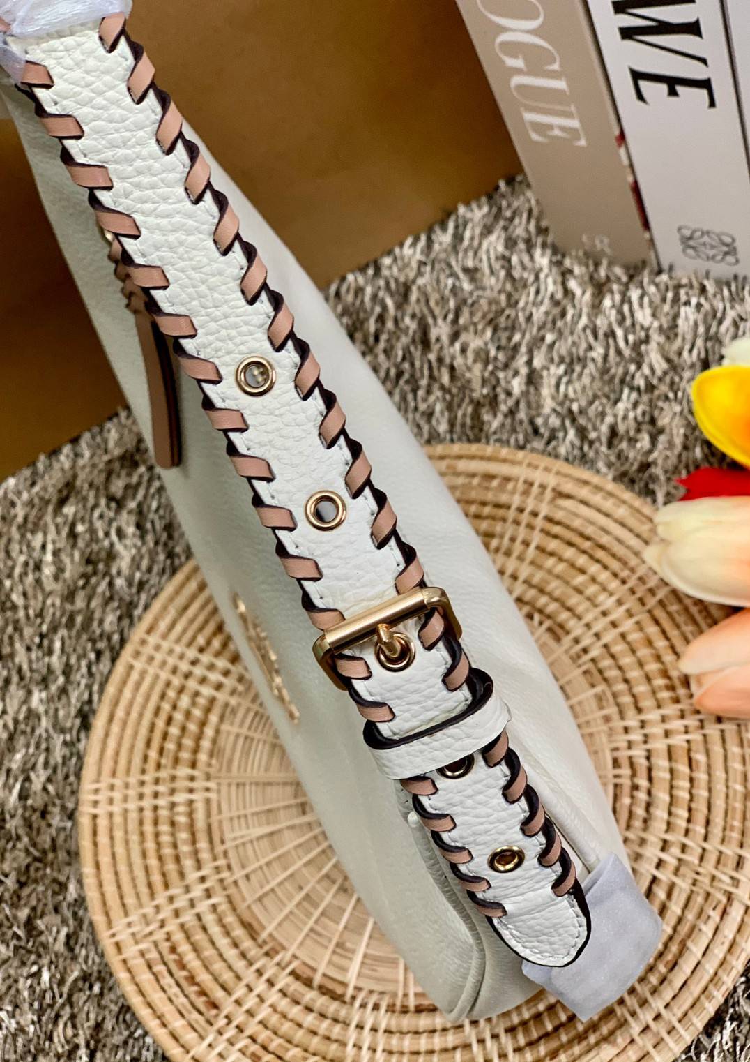 COACH BAILEY HOBO WITH WHIPSTITCH ((C4108//C1322)) พร้อมส่งที่ไทย!! สวยจริงไม่จกตาแน่นอนค่าา กระเป๋าทรงโค้ง ใช้แบบหิ้วหรือคล้องไหล่ก็ดูดี ใช้วัสดุหนังแท้ชั้นดี หนังสวยมากๆค่ะ ด้านหน้าใช้อะไหล่แบรนด์ตัวใหญ่ หรู ดูสะดุดตามีเดียว