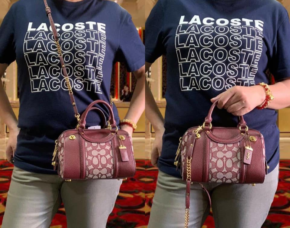 COACH LARK BAG 19 IN SIGNATURE JACQUARD พร้อมส่งที่ไทย สวยก่อนใครแน่นอนค่ะ กระเป๋าสะพายข้าง//ครอสบอดี้ร์ วัสดุหนังแท้+Jacqurd ได้ลงตัวสวยงามมากๆค่ะ มีช่องใส่ของจุกจิกทั้งด้านหน้าและหลัง ;เปิดปิดกระเป๋าแบบซิปคู่ ภายในสามารถใส่กระเป๋าเงินใบกลางได้;มือถือได้