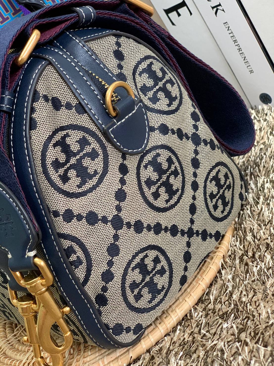 สวยก่อนใครแน่นอนค่ะนาทีนี้💋 💥รุ่นที่กำลังฮิตมากตอนนี้ของเหล่าคนดังใน ตปท.! TORY BURCH T MONOGRAM JACQUARD BARREL ((ใบใหญ่)) พร้อมส่งที่ไทยทันที! กระเป๋าทรงหมอนจาก Tory burch วัสดุ jacquardทอลายแบรด์+หนังแท้ ได้สวยงามหรู ดูคลาสสิคมากๆค่ะ เป