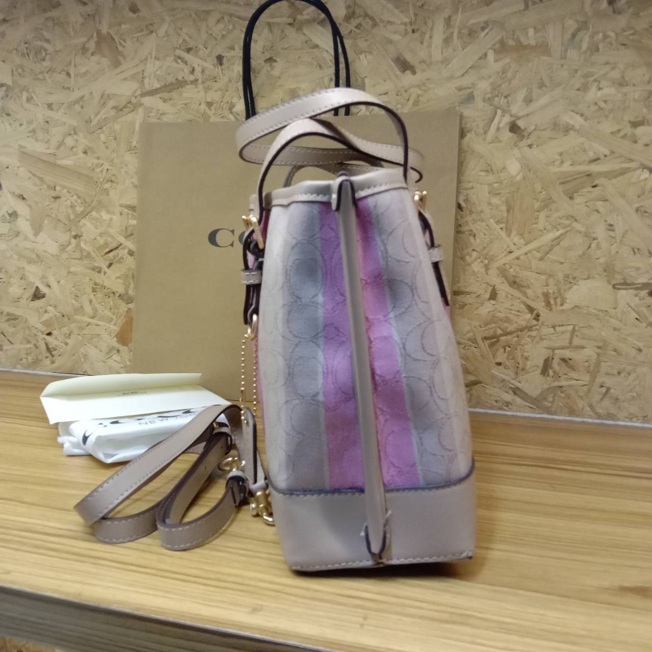 COACH Mollie Tote 25 In Signature Jacquard With Stripes พร้อมส่งที่ไทย ภาพสินค้าถ่ายจากงานขายจริง ใช้งานต่างประเทศได้