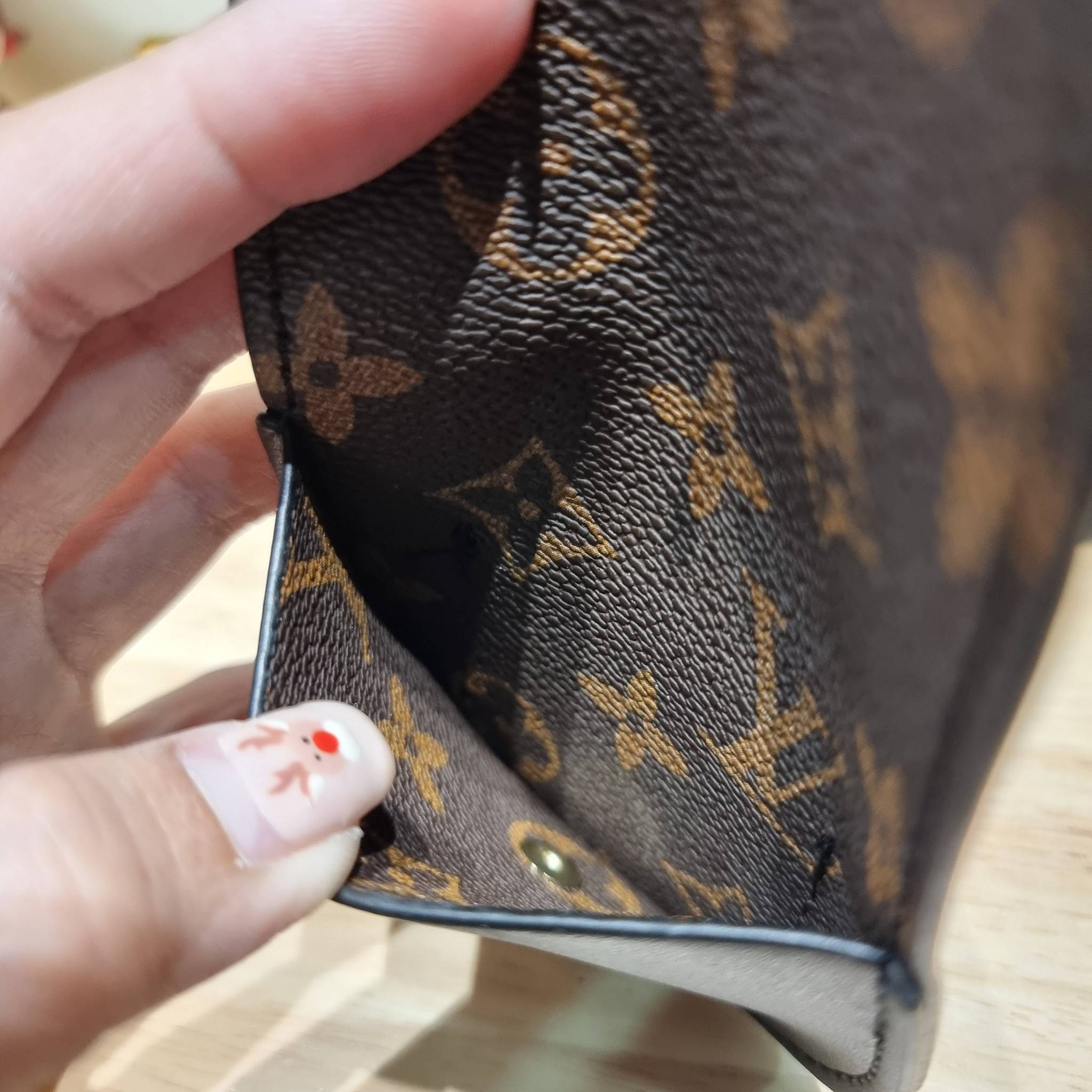 LV officier crossbody bag / LV Officier Pouch With Strap กระเป๋าสะพายเรียบหรู ดีไซน์เรียบง่าย ใช้งานสะดวก พร้อมใบลูกน่ารัก และสายสะพายเส้นใหญ่ ทนทาน แน่นหนา วัสดุหนังเรียบสวย