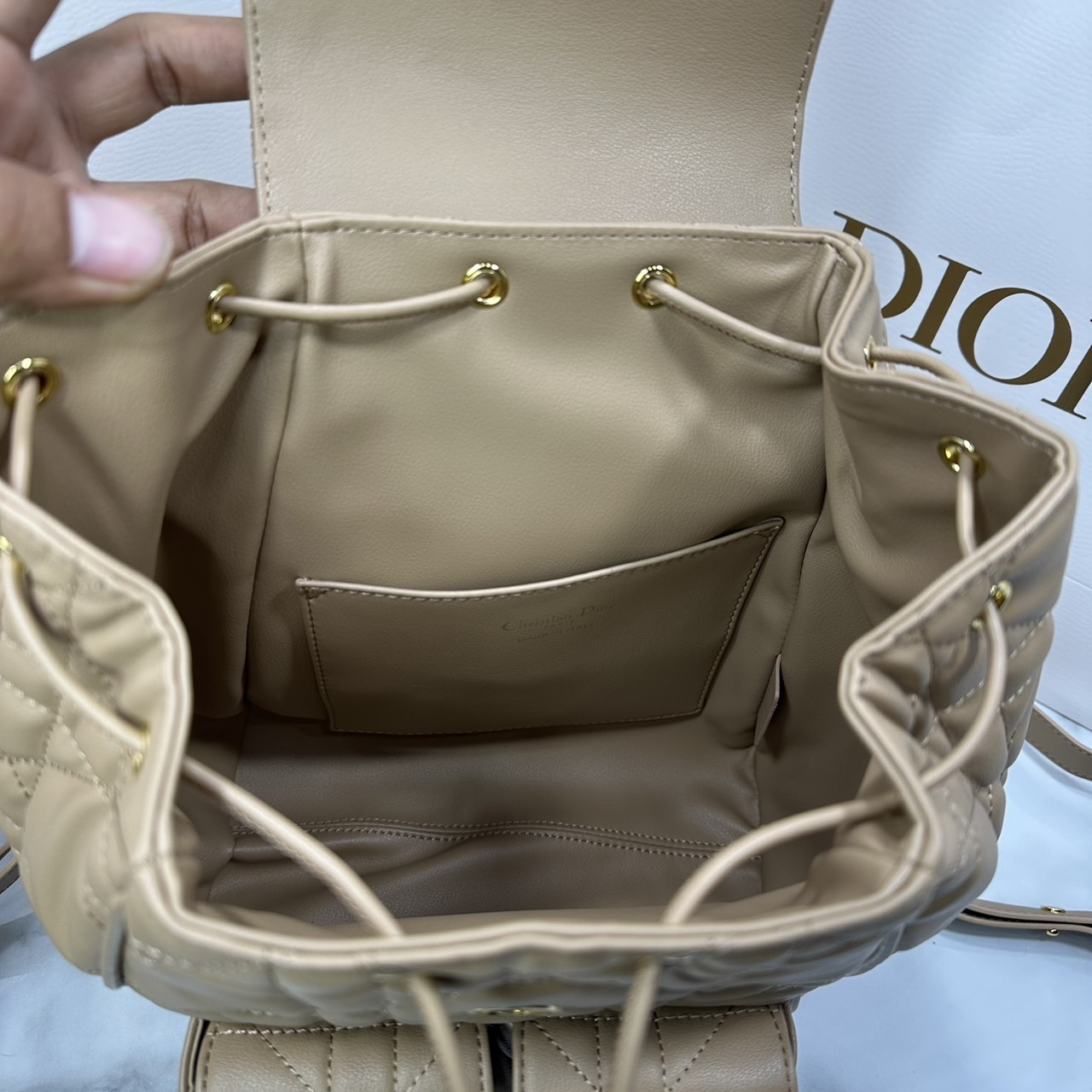DIOR Medium Dior Caro Backpack Biscuit Macrocannage Leather กระเป๋าเป้สะพายหลังคาโร Cruise 2025 งานหนังเต็มใบ ดีไซส์ทันสมัยและสง่างาม ขนาดกลางใช้งานง่าย 🤍 สินค้าเกรดออริจินอล 1:1 หนังแท้ สลับแท้