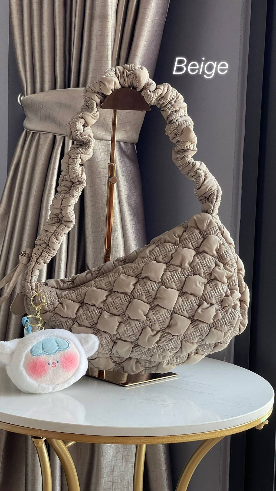 Cozy Shoulder Bag / Carlyn Bag 2022 สายแฟชั่นเกาหลีห้ามพลาด‼️ เป็นกระเป๋าที่กำลังได้รับความนิยมอย่างมากในเวลานี้ ถูกออกแบบมาให้มีลักษณะนุ่มนิ่มไม่ต่างจากพัฟเฟิลโค้ตหรือผ้านวม เลือกหยิบมาใช้ แมตช์เข้ากับคอสตูมได้ในแต่ละวัน