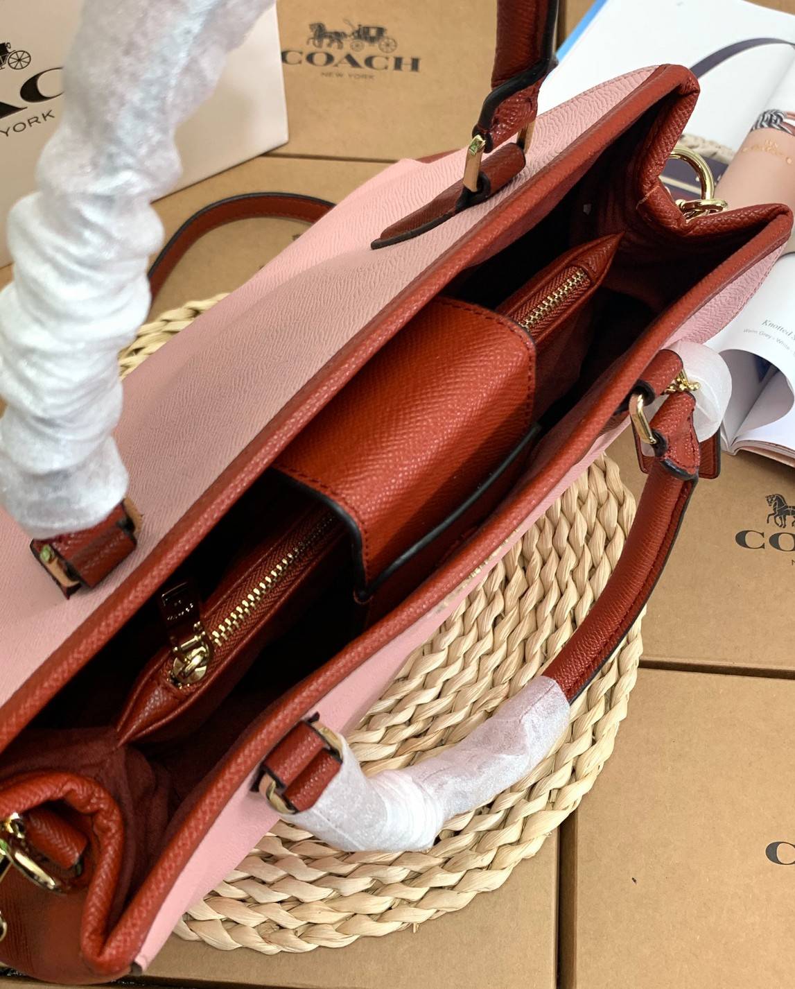 COACH HANDBAG//SHOULDER BAG ((28470)) กระเป๋าหิ้ว//สะพายไหล่ วัสดุหนังแท้ หนังนิ่ม น้ำหนักเบา ใบใหญ่กำลังดีค่ะ ปากกระเป๋าเป็นแบบกระดุมแม่เหล็ก ภายในมี2ช่องใหญ่ ค่อนข้างกว้าง ใส่ของได้ครบเลยทีเดียวค่ะ มีเป็นช่องซิปกลางหนึ่งช่อง และช่องใส่ของจุกจิกได้อีก3ช่