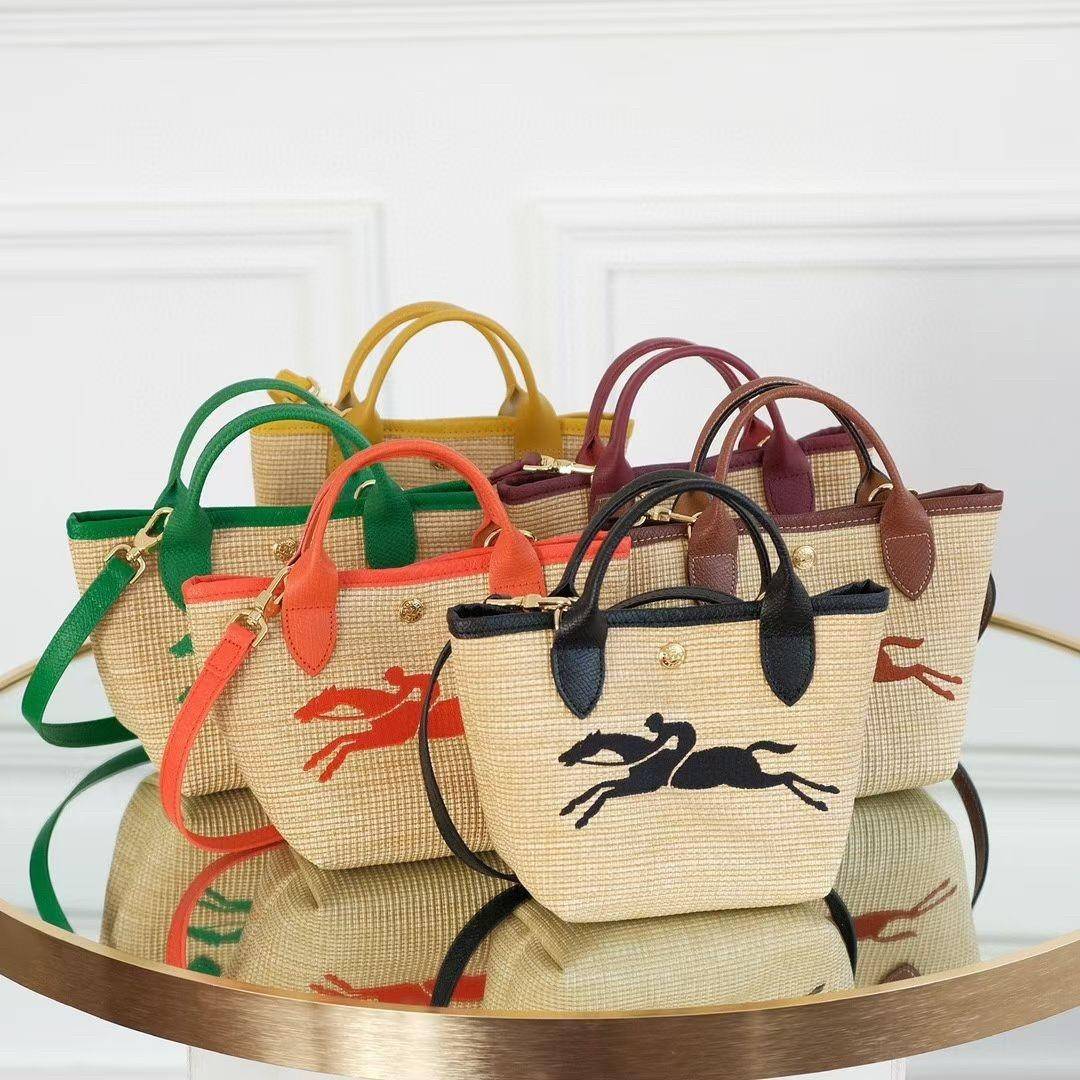 Longchamp Le Pliage Paris-St Tropez Handtasche มาแร้ววววใหม่ล่าสุดนุ้งมินิ ตัลร๊ากกก วัสดุสาน ด้านหน้าปักโลโก้ม้าอันเป็นสัญลักษณ์ของแบรนด์ ทนทานแข็งแรง ใบมินิ น้ำหนักเบา จุของได้เยอะ ใส่กระเป๋าตังค์ โทรศัพท์ iphone+ ได้ ภายในโล่ง มีสายสะพายไหล่ Crossbody 