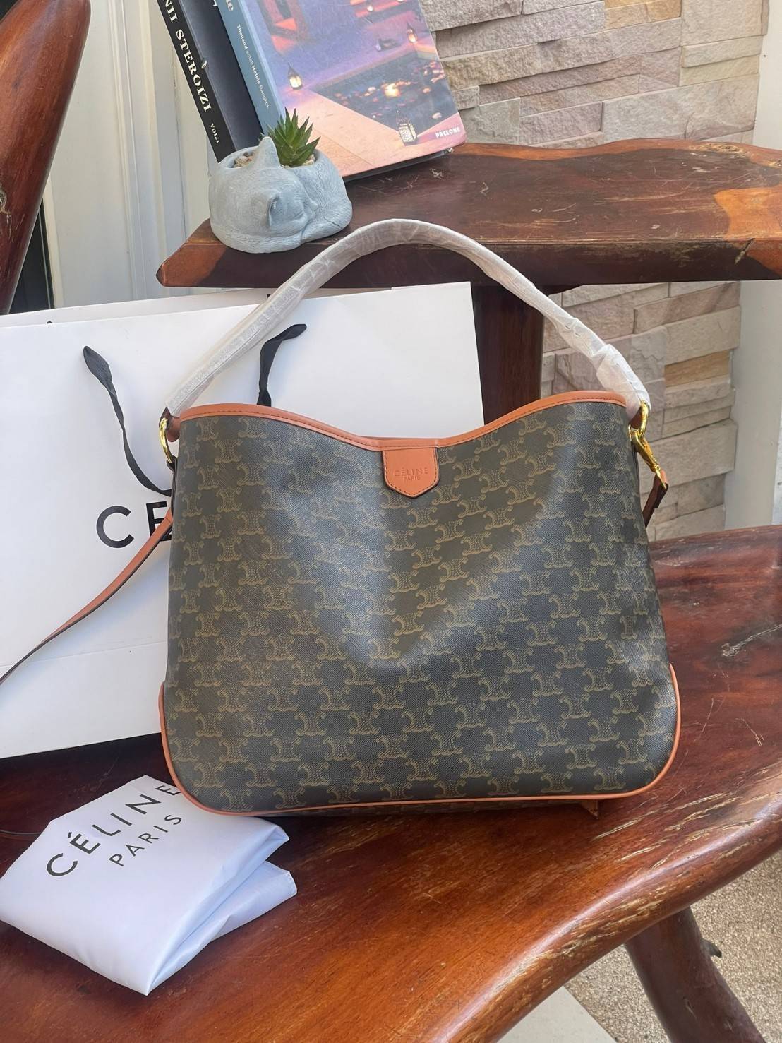 Celine Triomphe Large Shoulder Bag กระเป๋าสะพายรุ่นนี้ก็เป็นอีกหนึ่งใบที่คุ้มค่าคุ้มราคามากสำหรับสาวๆที่ชอบพกพาสิ่งของเยอะ เพราะมีฐานที่ขนาดกว้างเลยทีเดียว ด้วยดีไซน์กึ่งทางการ กึ่งลำลอง จึงใช้งานได้หลายโอกาส ลายtriompheที่โดดเด่นเป็นเอกลักษณ์ หรูหราดูแพง