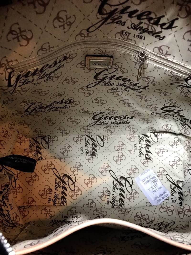 Don't Miss! GUESS SAFFIANO SHOPPER BAG กระเป๋าสะพายทรง Tote จากแบร์น GUESS วัสดุหนัง Saffiano ลาย GUESS Signature สวยอยู่ทรง ขนาดใหญ่กำลังดี น้ำหนักเบา ด้านหน้าประดับโลโก้แบรนด์ พร้อมห้อย TAG โลโก้ G อะไหล่เงินที่หูกระเป๋าถอดเเยกใช้ได้ เปิดปิดด้วยซิป