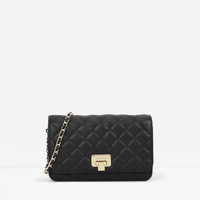Charles & Keith Quilted Clutch (Black) กระเป๋าสะพายข้างใบเล็กกะทัดรัด วัสดุหนัง ดีไซน์ลายตาราง ปรับถือเป็น cluth ได้ มาพร้อมสายโซ่สลับหนังสวยหรู สไตล์ chanel เปิดปิดด้วยตัวล็อค ฝาเปิดด้านในมีช่องซิป เล็ก 1 ช่อง ใบนี้ mix&match ได้ทุกสไตล์การแต่งตัวค่ะ