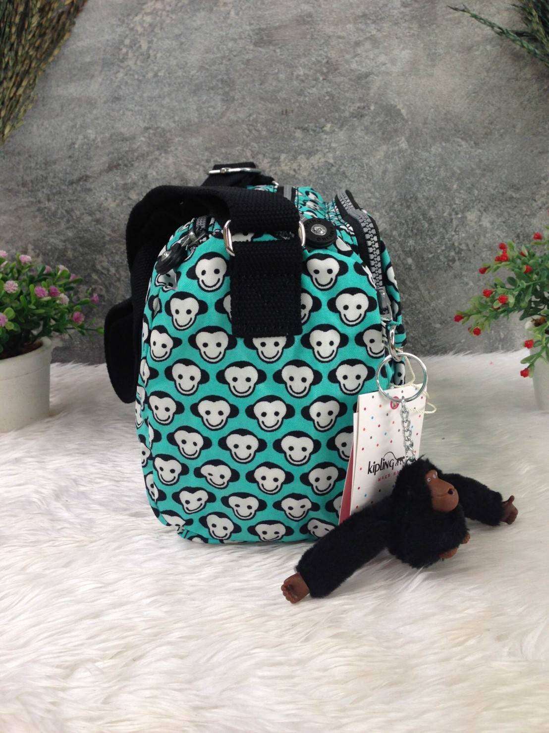 กระเป๋าสะพาย KIPLING รุ่น Reth วัสดุไนล่อนคุณภาพดี มาพร้อมดีไซน์ทันสมัย และสามารถใช้งานได้อย่างดี เข้ากับทุกการแต่งตัว โดดเด่นด้วยพื้นที่ภายในและช่องต่างๆ ที่ให้คุณจัดเก็บของสำคัญได้ครบถ้วน ไม่ว่าจะเป็นมือถือ ปากกา หรือไอเท็มจำเป็นของคุณ สายสามารถปรับและถ