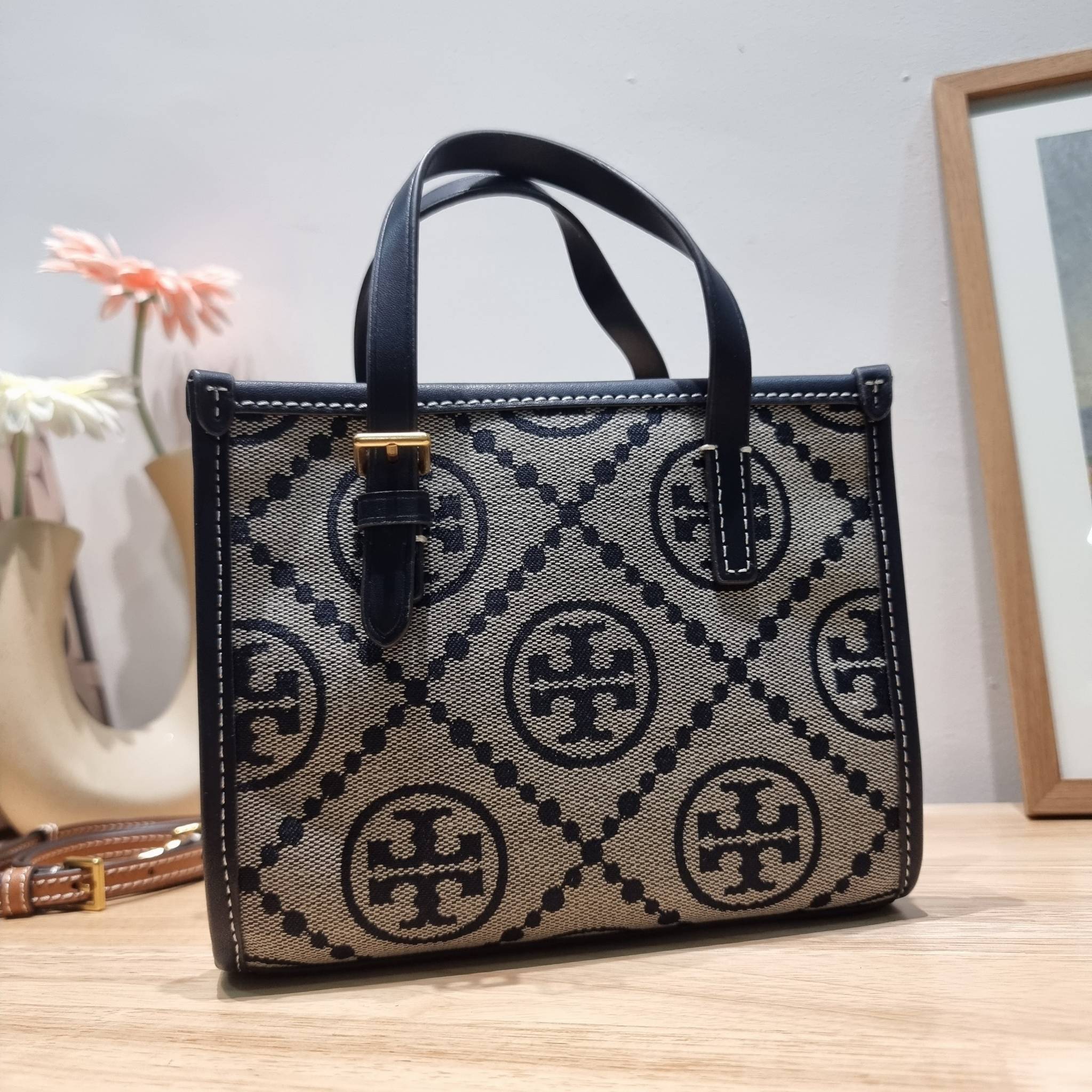 TORY BURCH MINI T MONOGRAM SQUARE TOTE รุ่นใหม่ล่าสุด คิ้วท์กว่าใคร! กับไอเท็มโมโนแกรมสุดฮิต กระเป๋าทรงโท้ทไซส์มินิ น่ารักน่าใช้มากๆ ให้คุณได้เพลิดเพลิน และคล่องตัวมากๆ